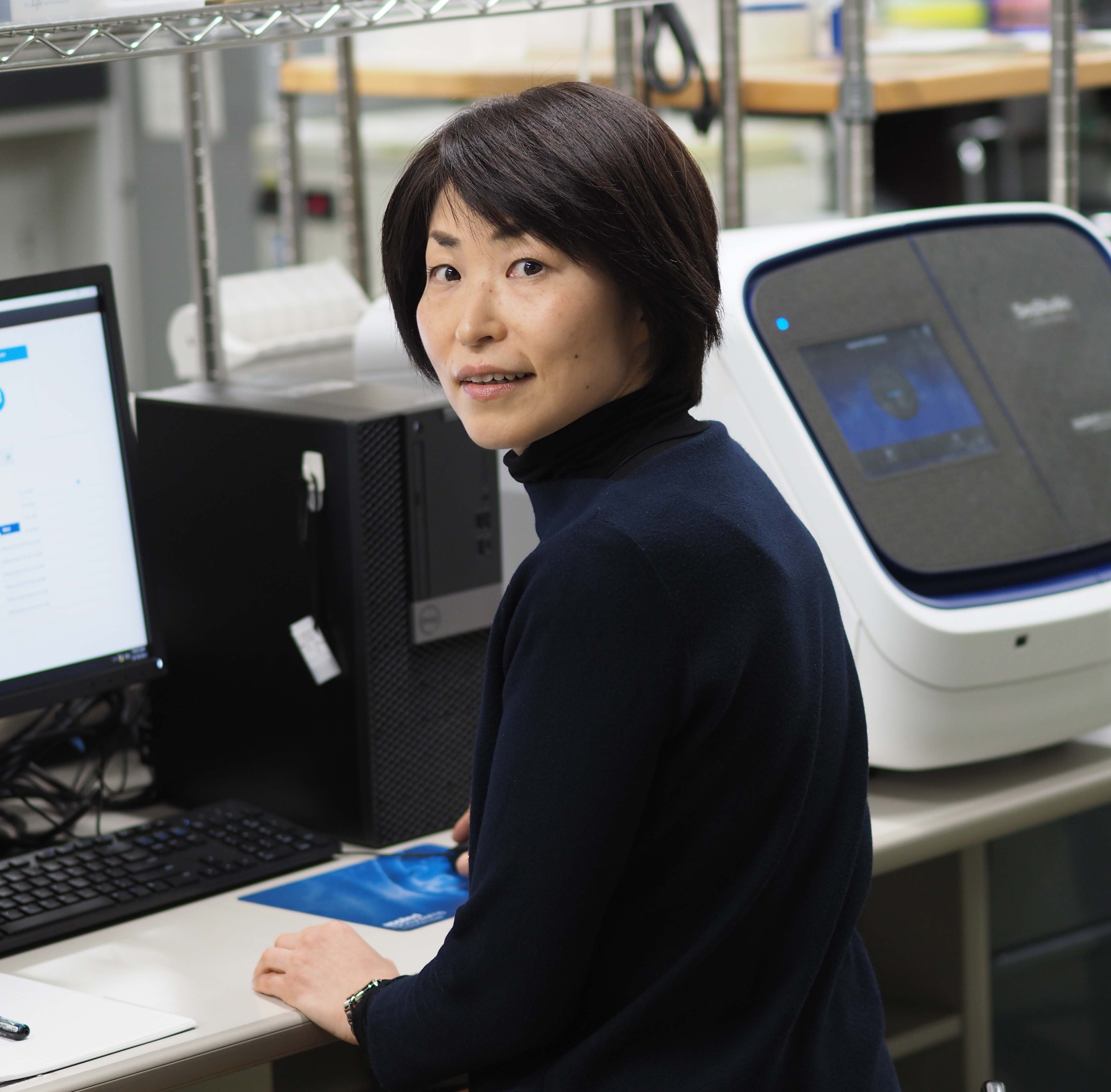 研究には、写真のようなDNA塩基配列解読装置（シーケンサー）も使います。