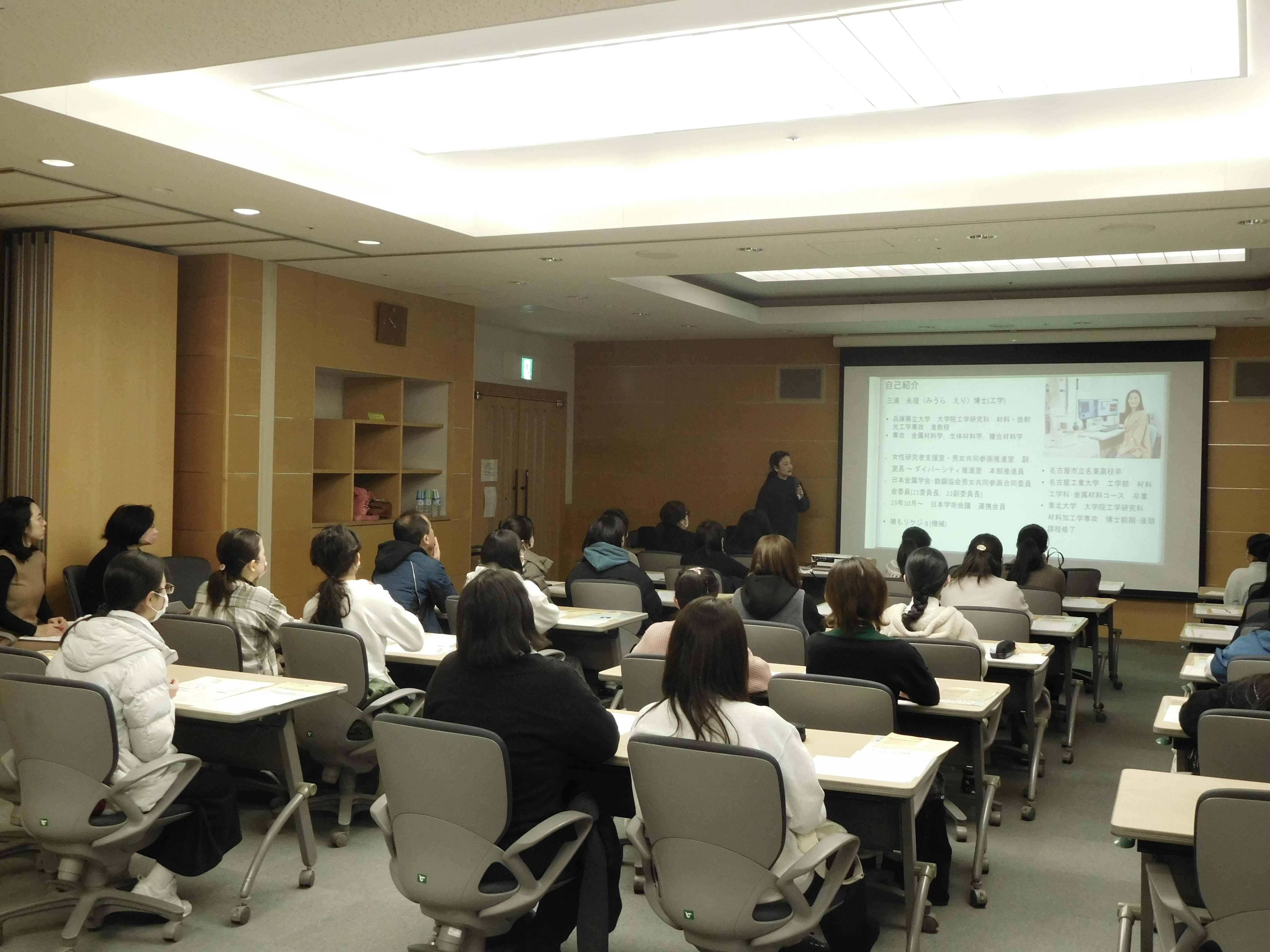 姫路市の女子中高生向けの理系進学支援の講演会にて、アンコンシャス･バイアスについて講演中の一枚。女子生徒の理系進学支援や女性研究者支援にも携わっています。工学部の女子学生割合はまだ少なく（約16％）、女性教員はもっと少ないです(本学部は約120名中4名)。