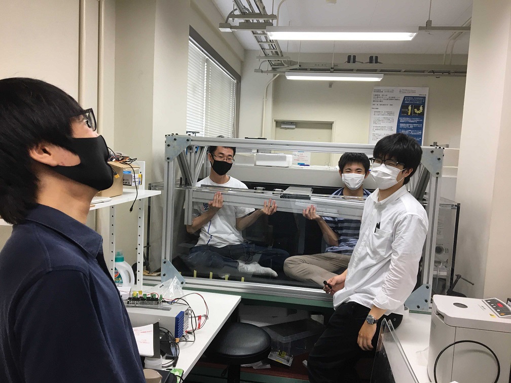 実験設備を組み立てている様子