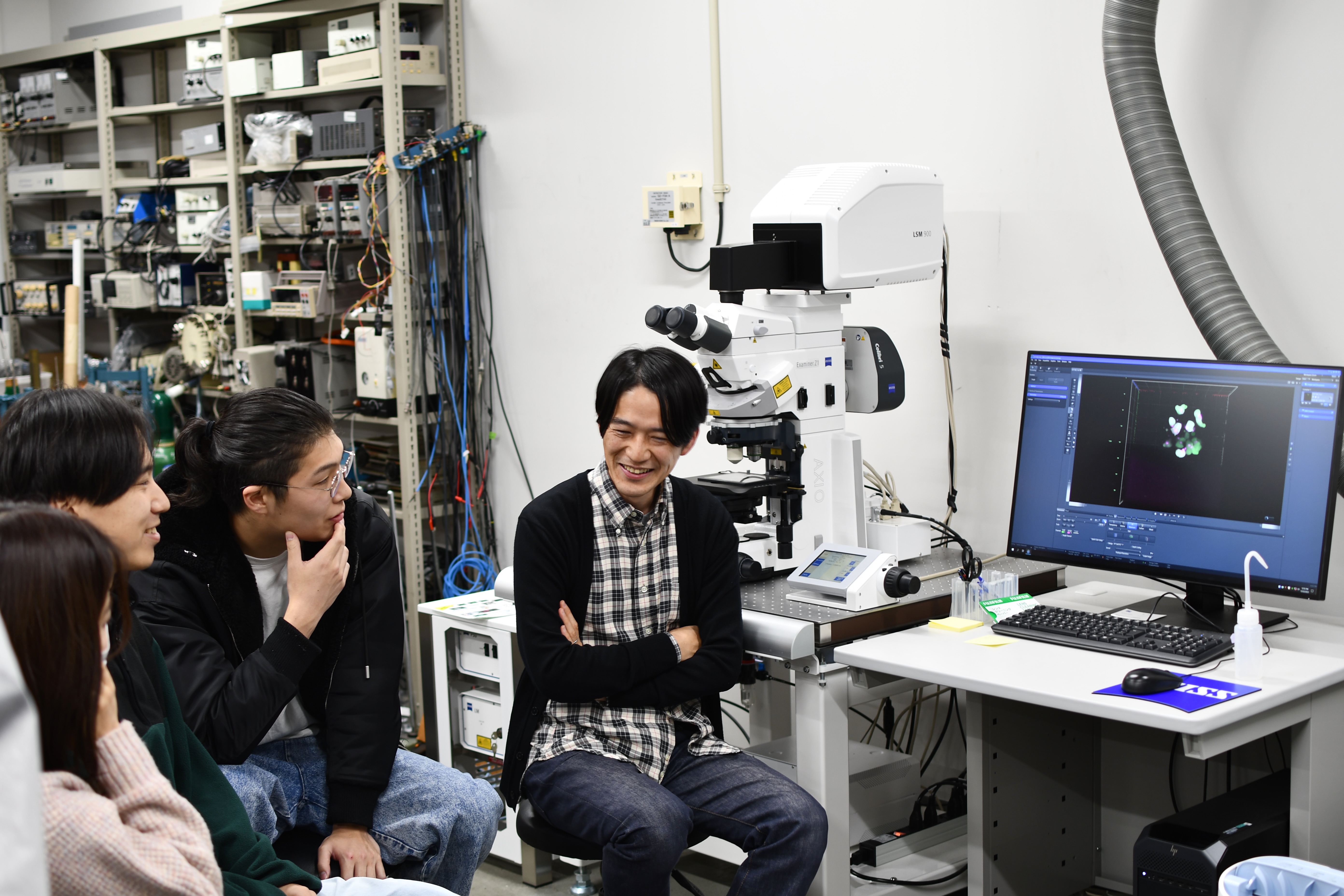私たちの研究では細胞や個体を顕微鏡で時間・空間的に連続して撮影します。そして取得したデータを元にみんなで議論をして研究の方向性や考えられる可能性について検討します。議論と言ってもかしこまった感じではなく、笑いながら、カジュアルな雰囲気で話し合うことが多いです。