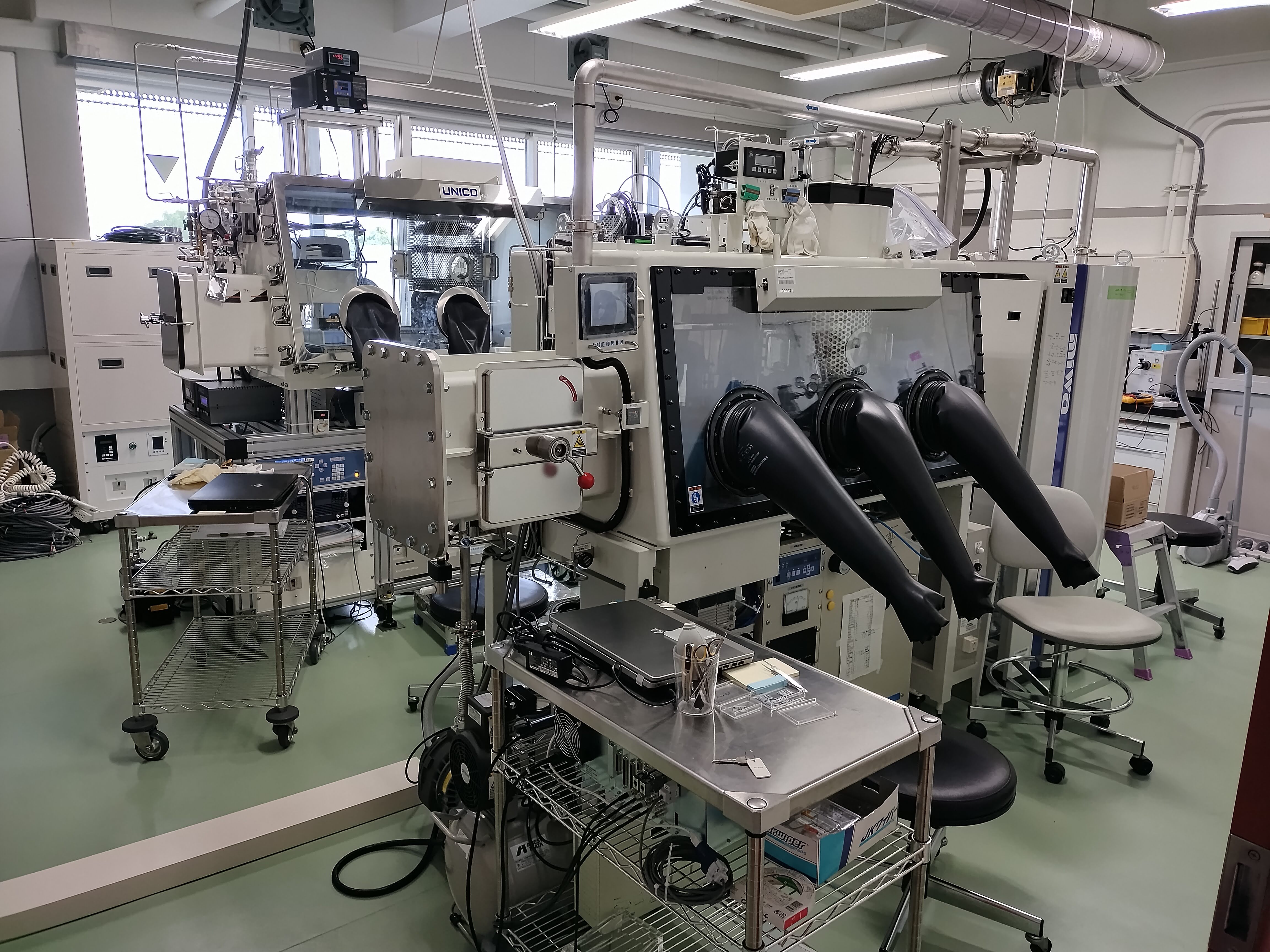 有機太陽電池や有機ELなどの有機光デバイスを作るグローブボックスという装置です。この中は窒素で満たされていて、水分や酸素を限りなく少なくしています。グローブボックス中でデバイスを作製することで、不純物の影響を抑えて再現性のよい実験結果を得ることができます。