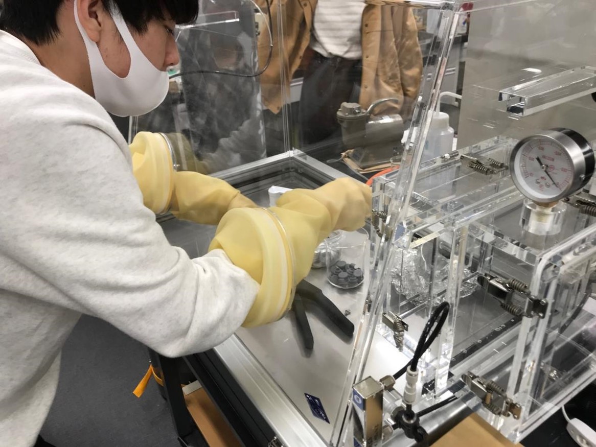 嫌気チャンバーを用いた作業の様子。酸素のない環境で増殖する微生物を培養する場合は、窒素で満たした嫌気チャンバー内で培地を作成しています。
