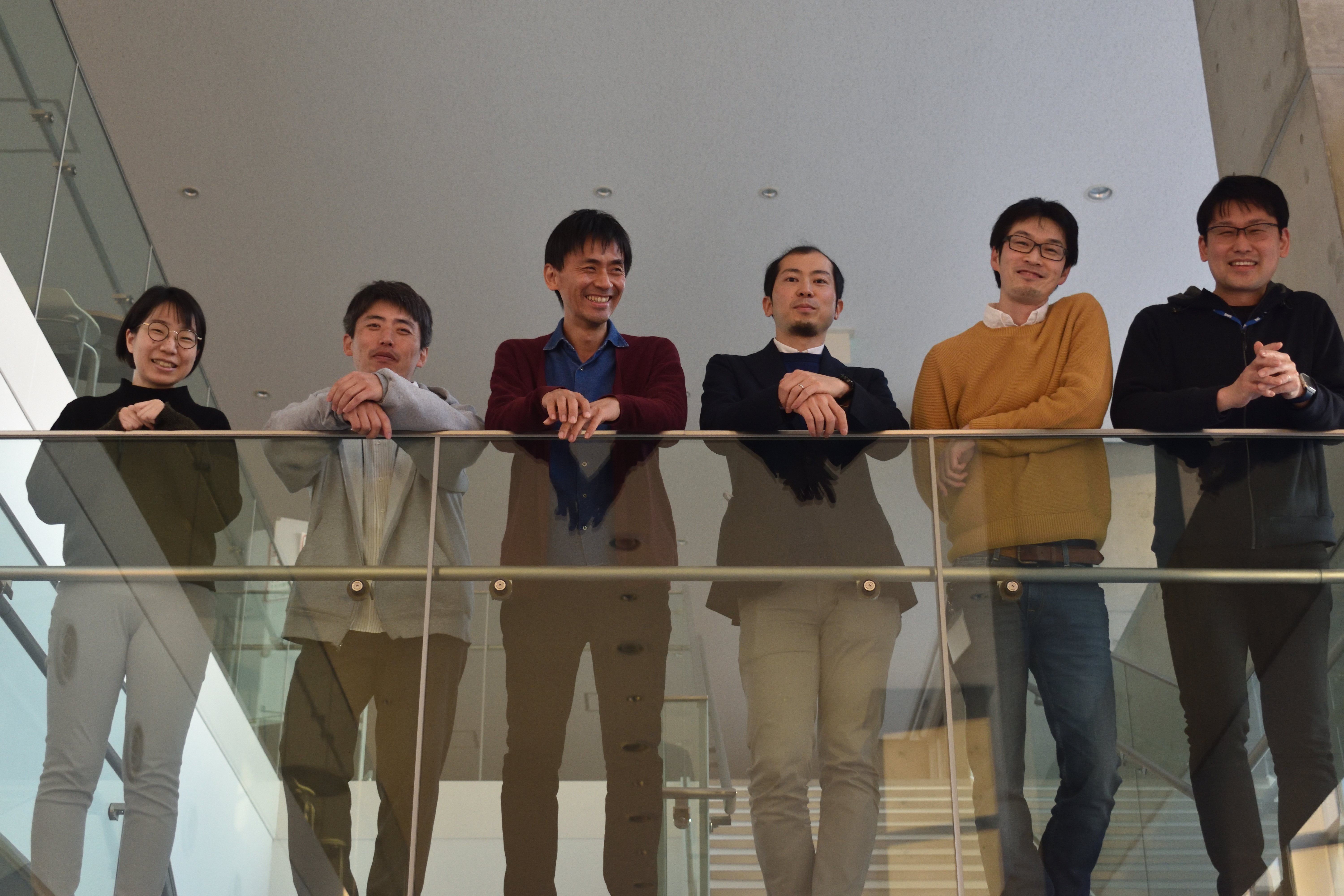 研究クラスターで共同研究をしている先生方との写真：歯学部・薬学部・先端酵素学研究所といった様々な部署の先生と共同研究をしています