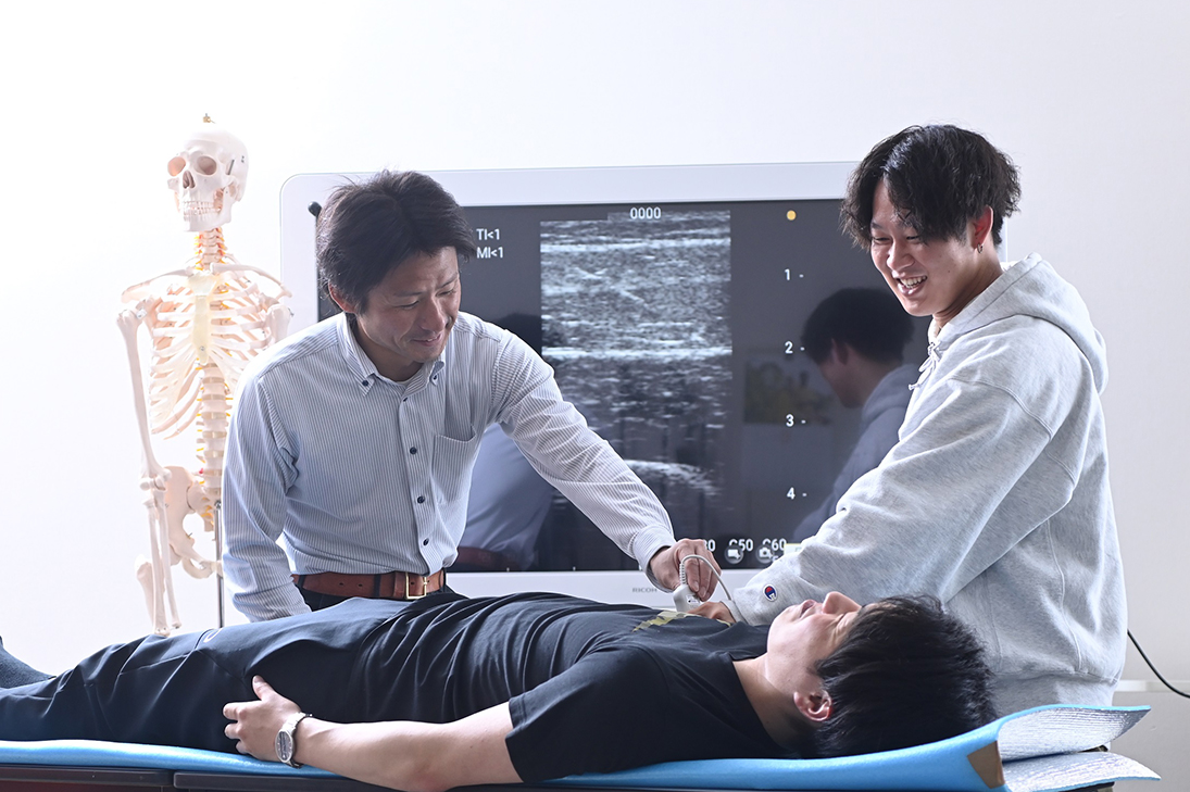 研究室での測定の様子。超音波画像から脂肪や筋肉の量を測定しています。