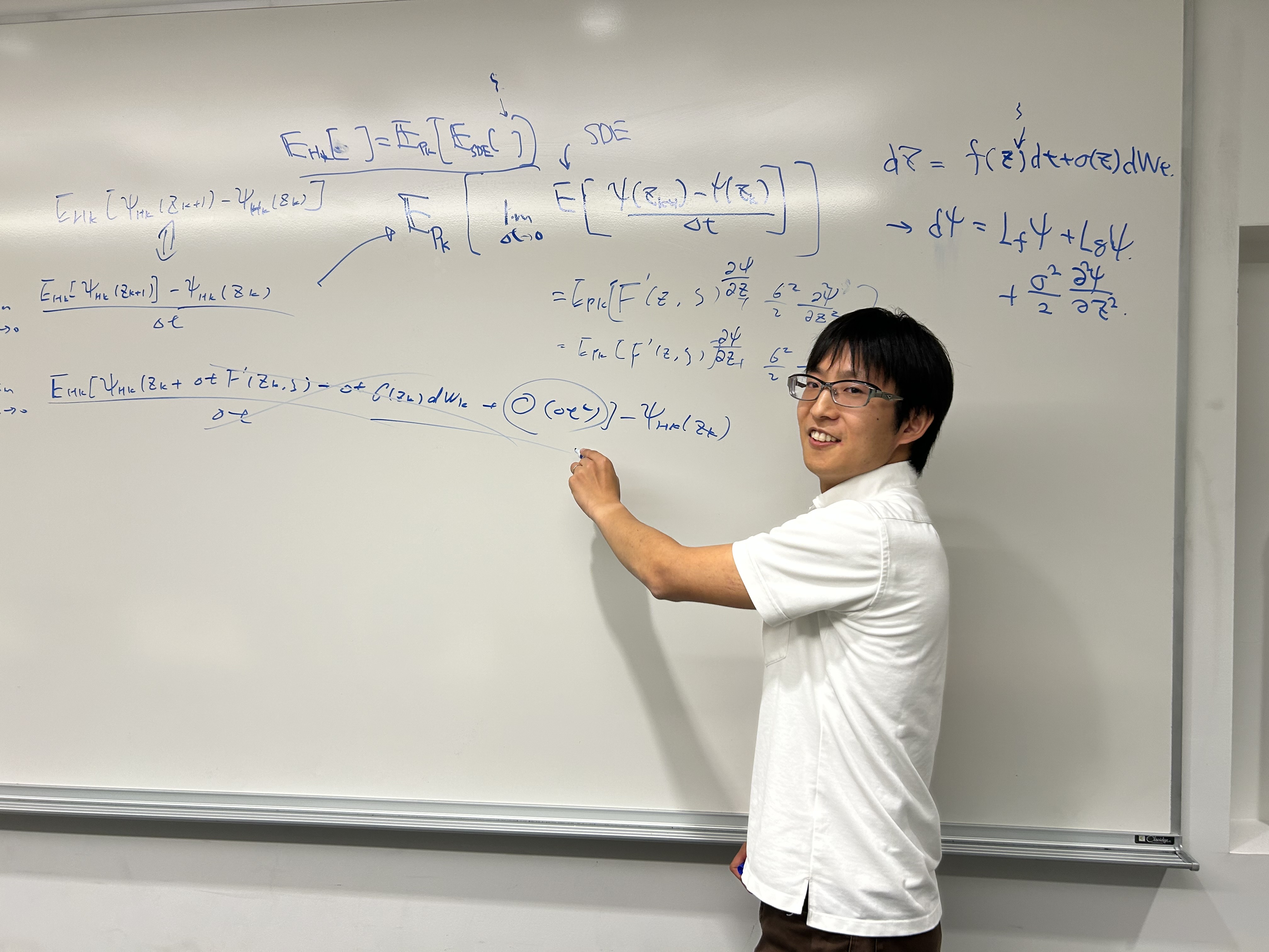 ホワイトボードで数式モデルについて説明している様子