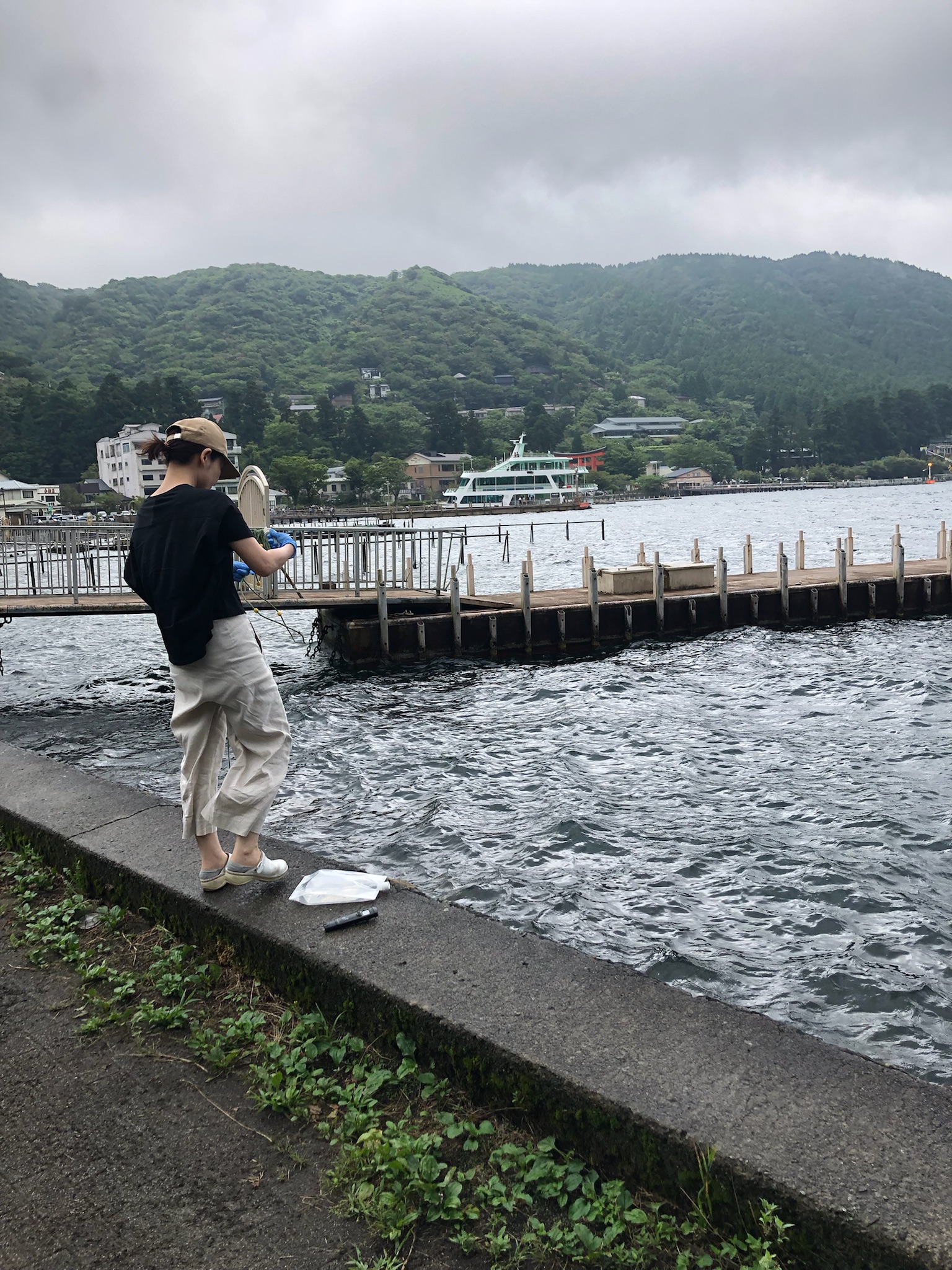 旅行のついでに、外来種分布調査のため芦ノ湖で環境DNAサンプルを採取した時の様子です。環境DNA調査は現場では水を汲むだけなので、なにかのついでにサンプリングを行うこともよくあります。