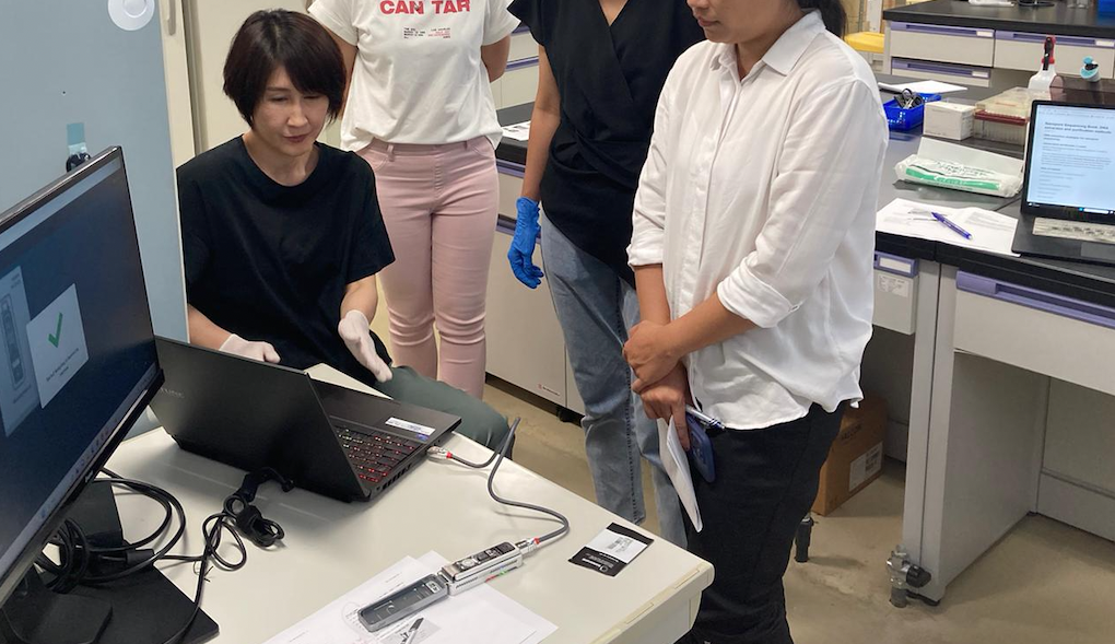 カンボジアから来日した研究者に対し、長鎖配列解析が可能なナノポアシーケンサーの研修を行なった時の様子