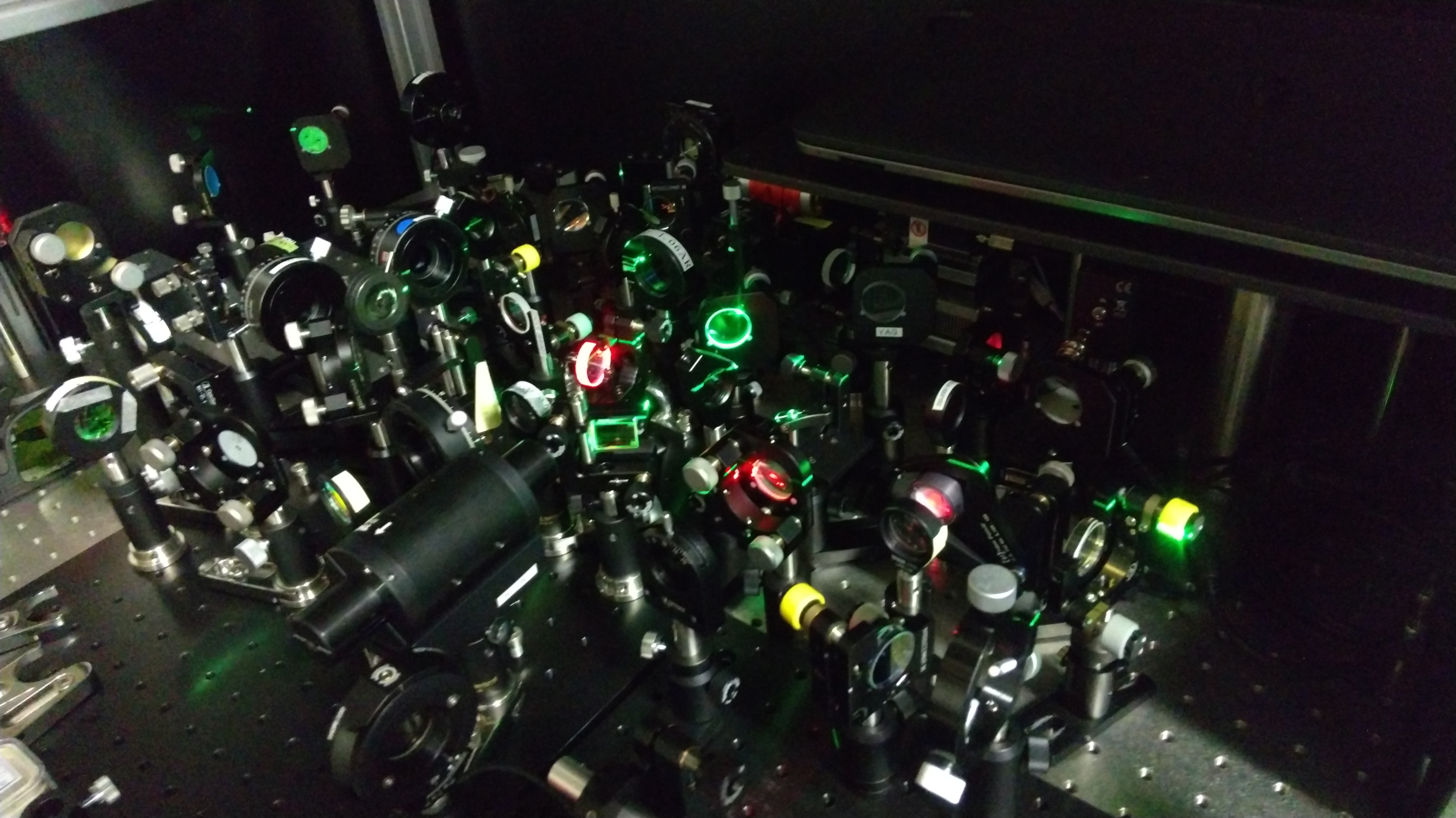 開発中の実験光学系の様子。レーザー光と結晶との非線形相互作用を使って、いろいろな研究に取り組んでいます。