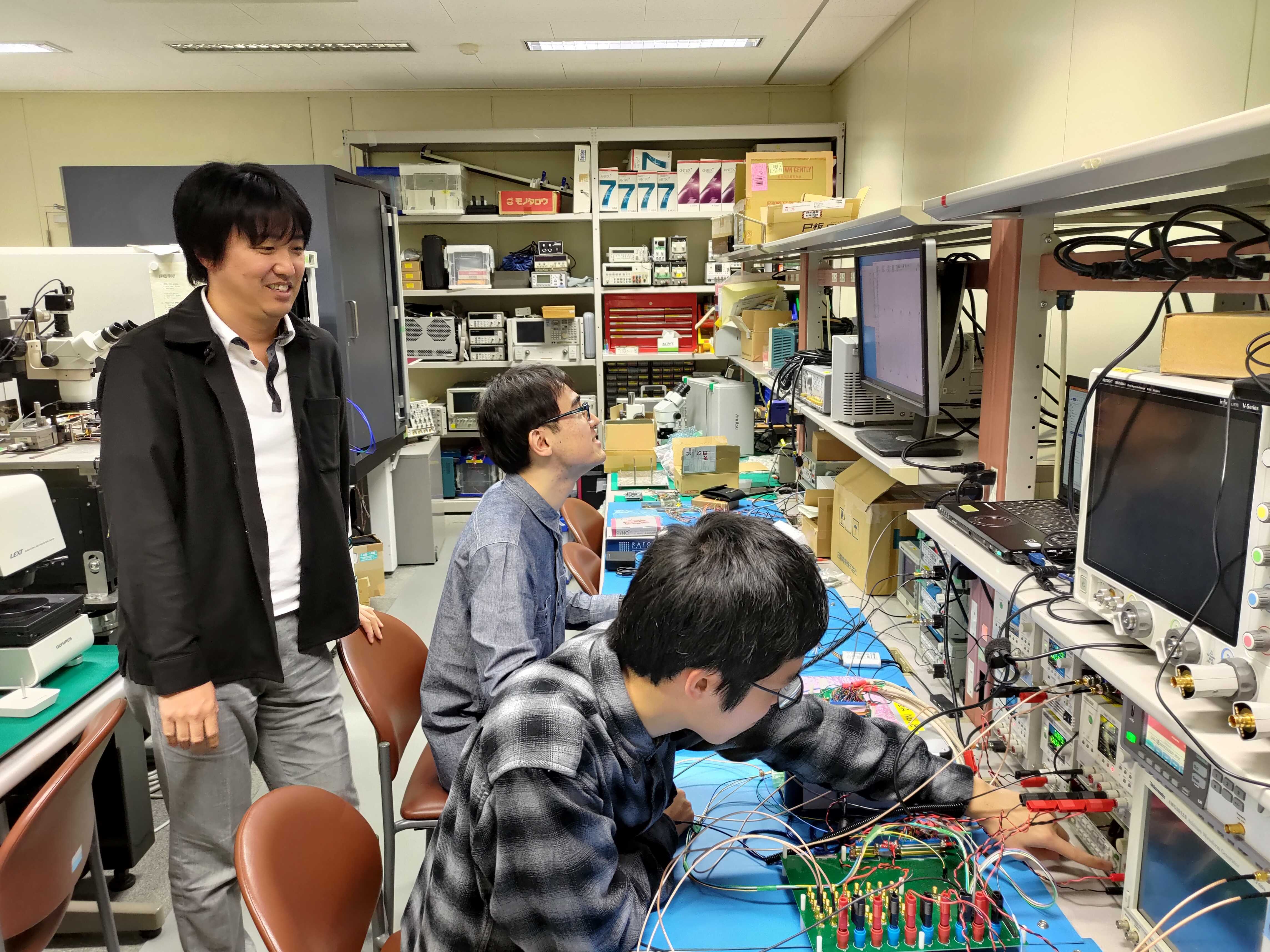 試作した量子ビット制御回路の室温での特性評価を学生達と行っています。得られた測定結果を基に活発な議論を行っています。