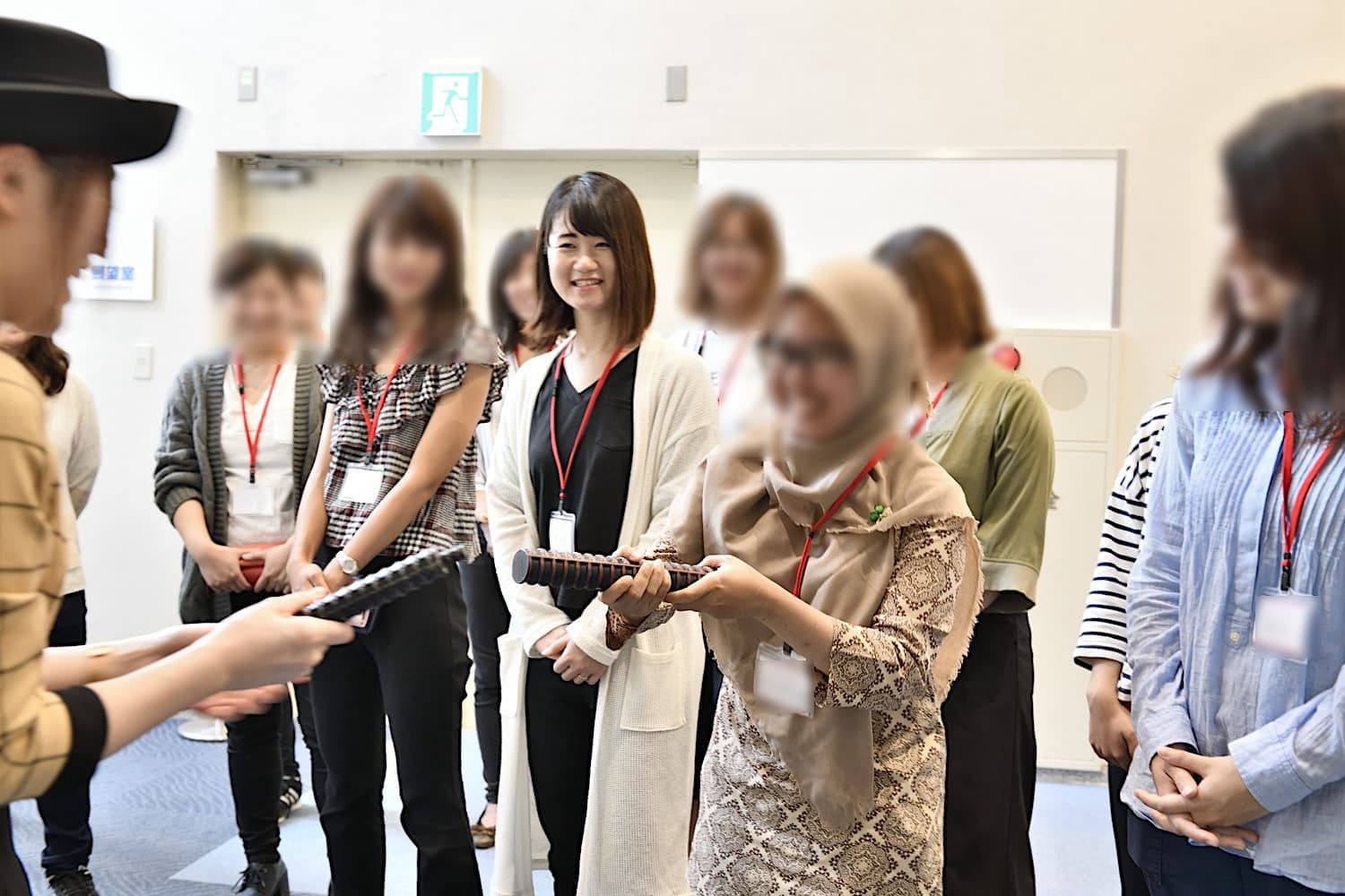 女川原子力PRセンターで原子炉模型や燃料模型を見学している様子