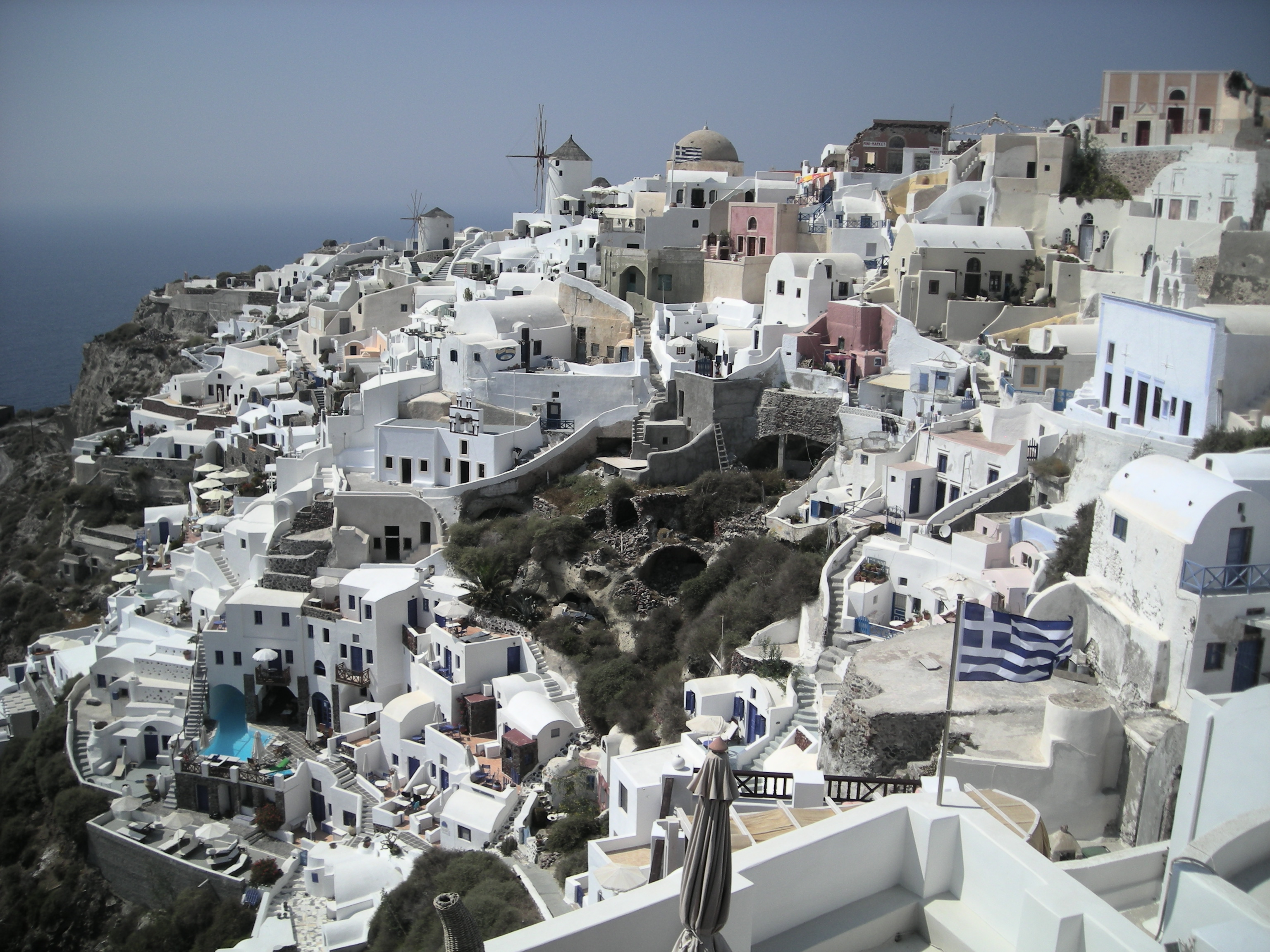 最新の研究成果は、学術論文で詳細を発表する前に、世界各地で開催される国際会議でアイデアを発表するのが通例です。研究成果を発表し合うことで研究者同士の交流が生まれ、共同研究につながることもあります。研究動向を調査しながら、非日常な環境の中で頭をフル回転させ、研究の新しい方向性を見つけ出します。2023年はロドス島（ギリシャ）で信号処理の国際会議が開催されました。写真は、駆け出しの頃、日本人にも馴染みのあるサントリーニ島で開催された国際会議に出席した時の想い出深い写真です。