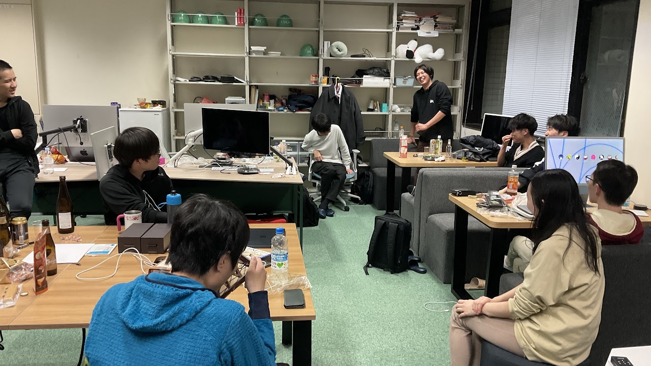 学生室で開催した歓送迎会の様子です。学生同士で気軽に雑談や議論ができるように、ソファ席などを備えたフリーアドレス制を採用しています。