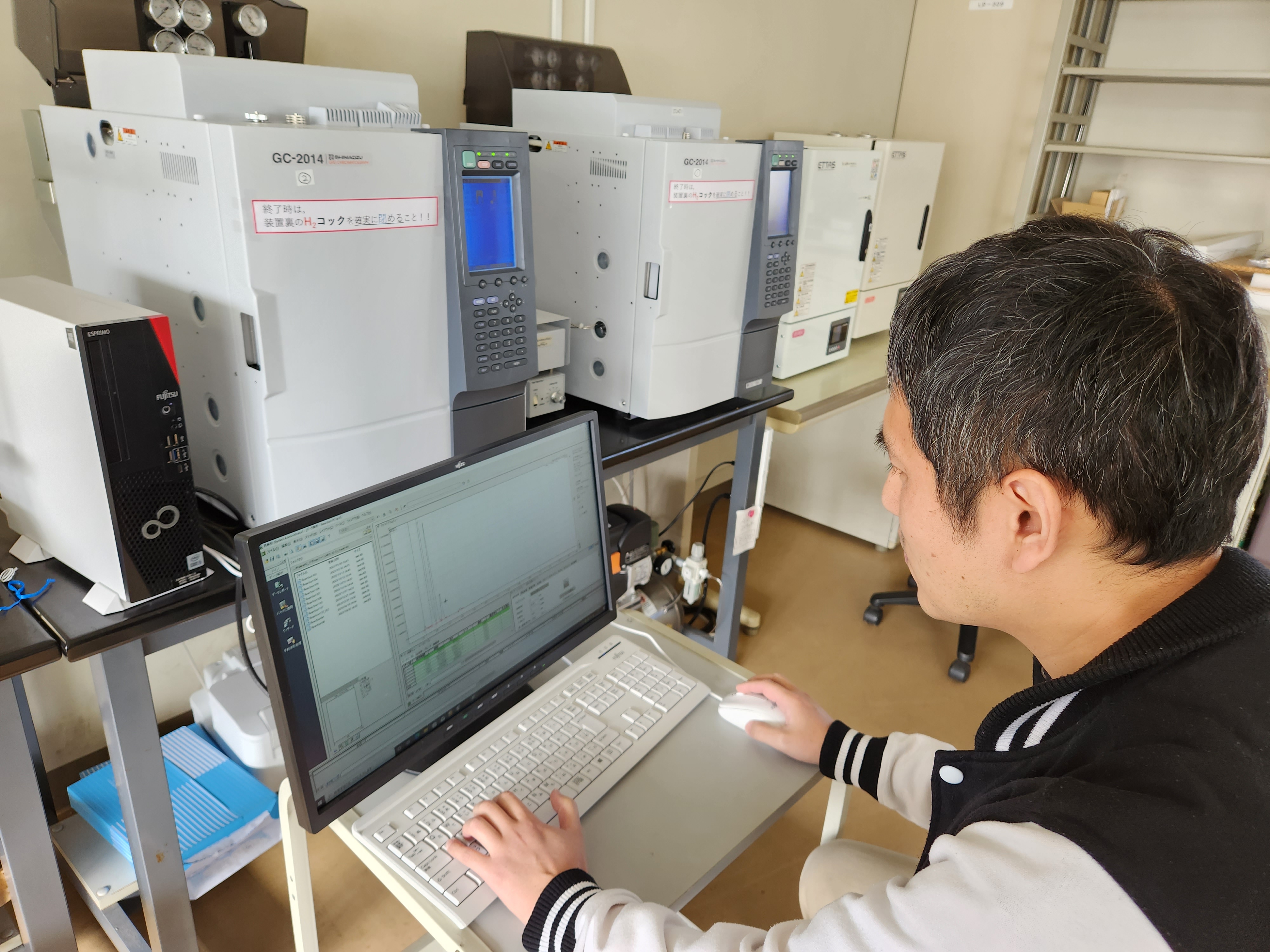 触媒反応で出てきた生成物を分析・解析中