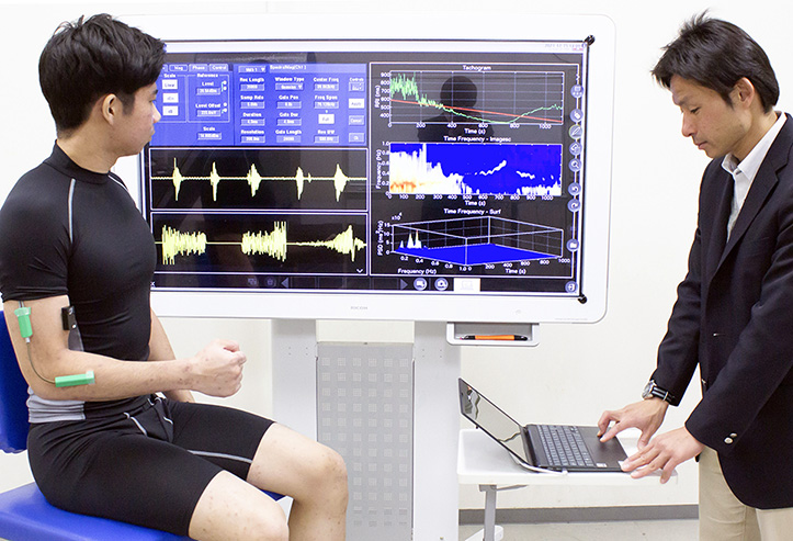 実験の様子。関節や筋肉の動きを測定しています。