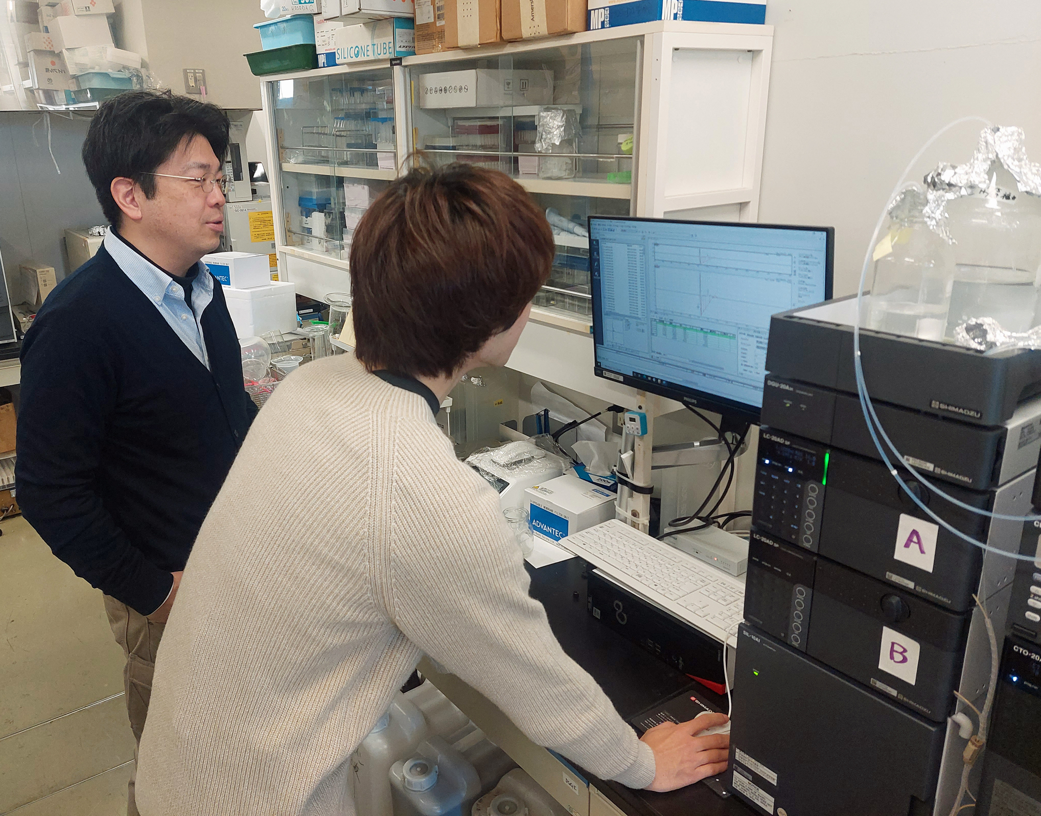 培養後の金属がどのようになったか、分析機器で調べた結果を確認しています。