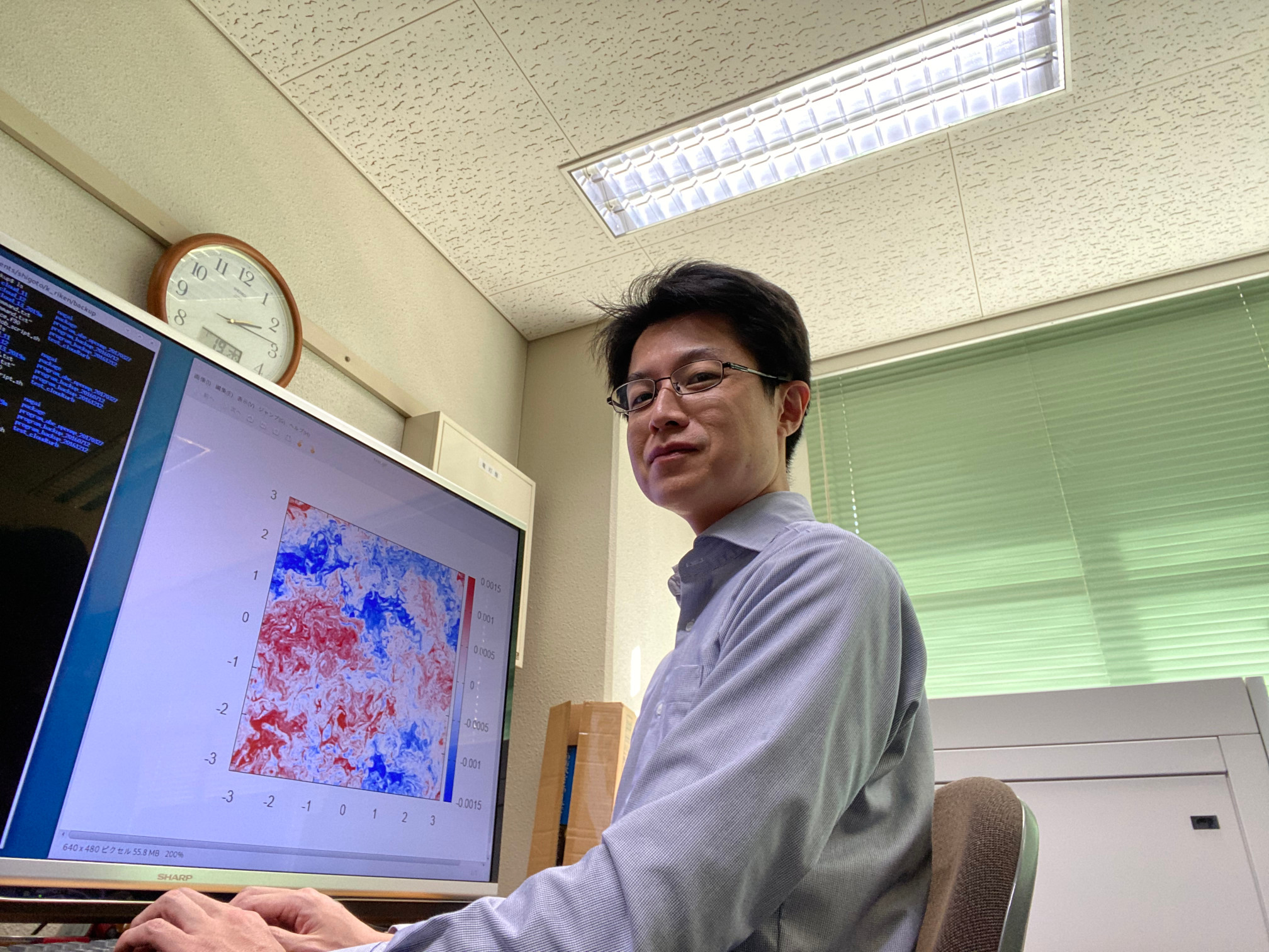 研究室での仕事風景です。大型計算機のシミュレーション結果を図で可視化しているところです。