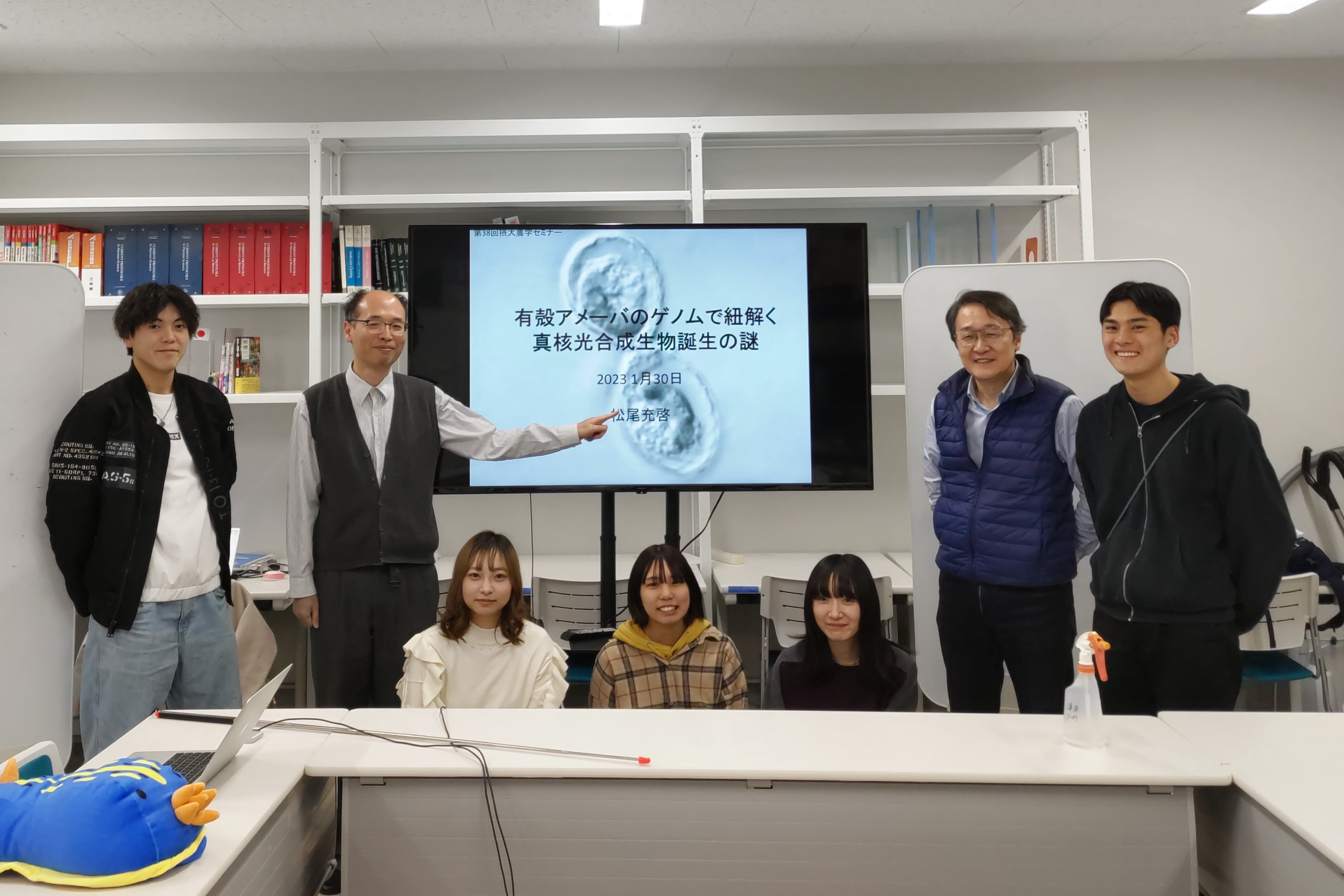 ゼミ部屋でラボメンバーと