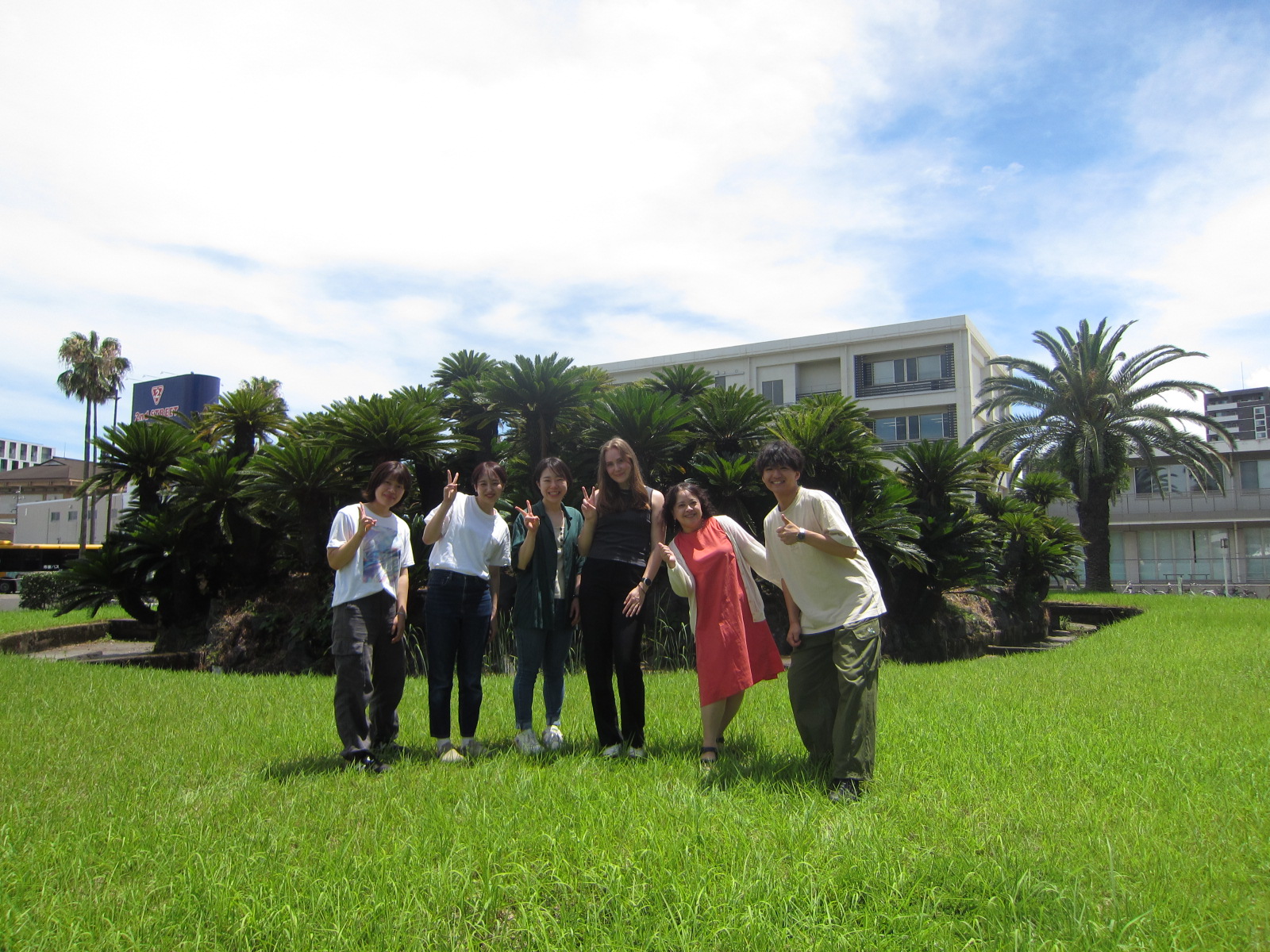 研究室の学生とノルウェーからの留学生。鹿児島大学下荒田キャンパス（水産学部）にて。