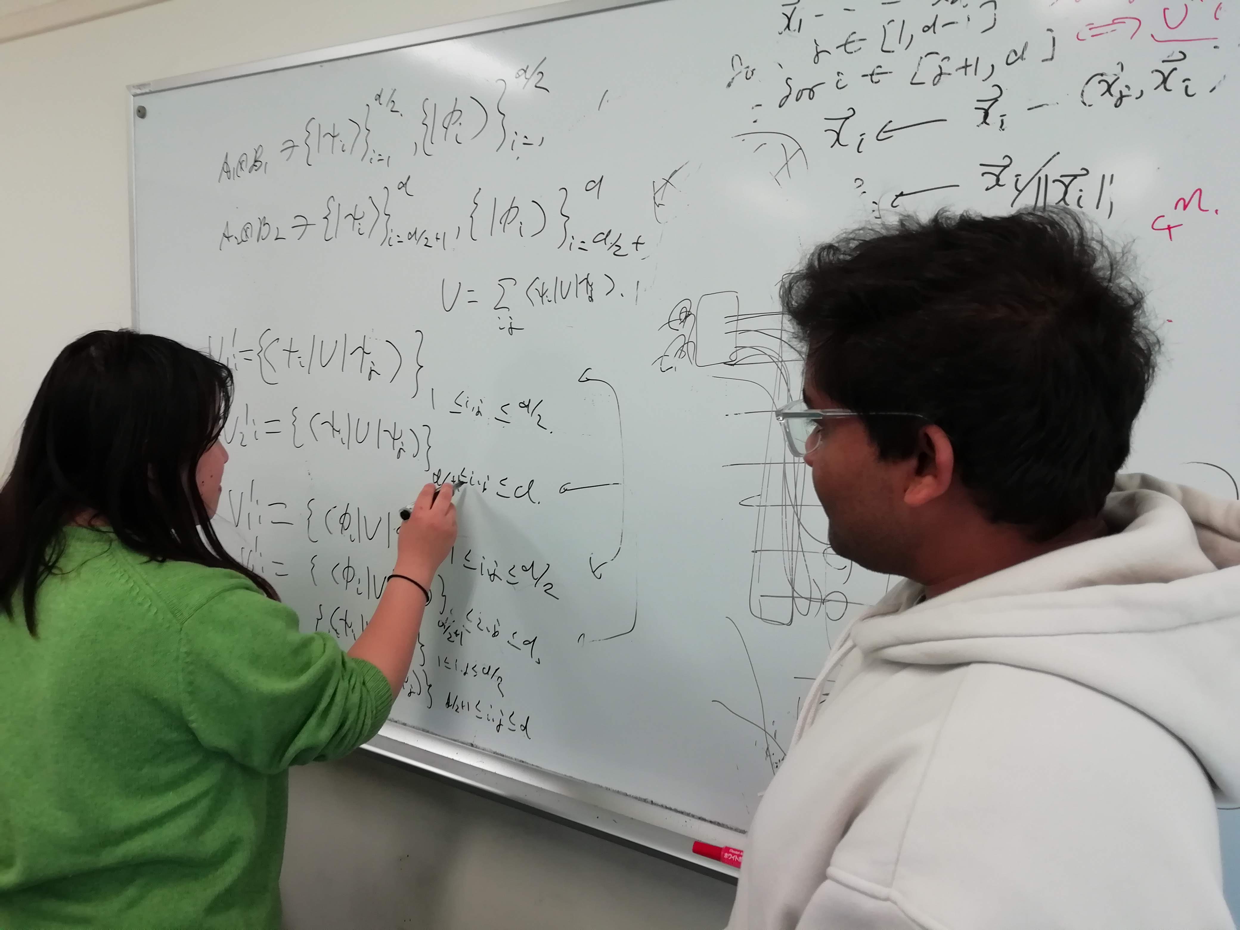 研究室においてディスカッションを行う学生達。当研究室は、理論とシミュレーションを中心とした研究を行っているので、ディスカッションは研究を進める上で非常に重要な役割を果たします。右側はインドからの留学生です。
