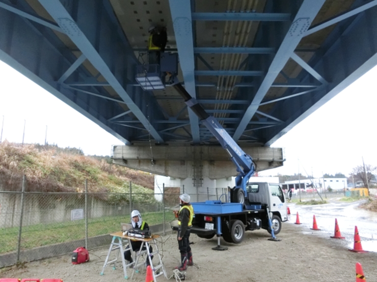 高所作業車を使った道路橋の検査