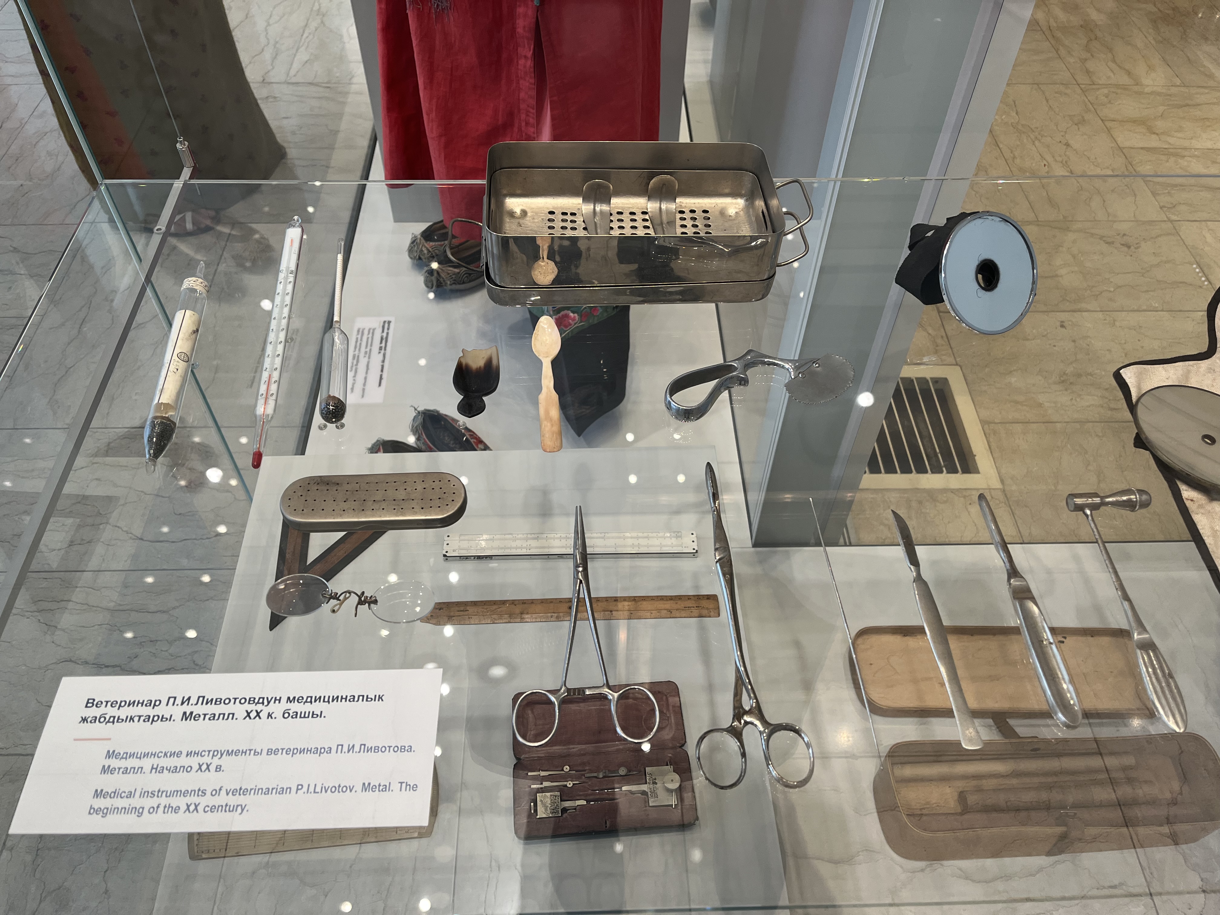 キルギス共和国の国立歴史博物館に展示されている20世紀初頭のロシア人医師の医療器具(宮崎撮影)。当時、この地域はロシア帝国に組み込まれていました。