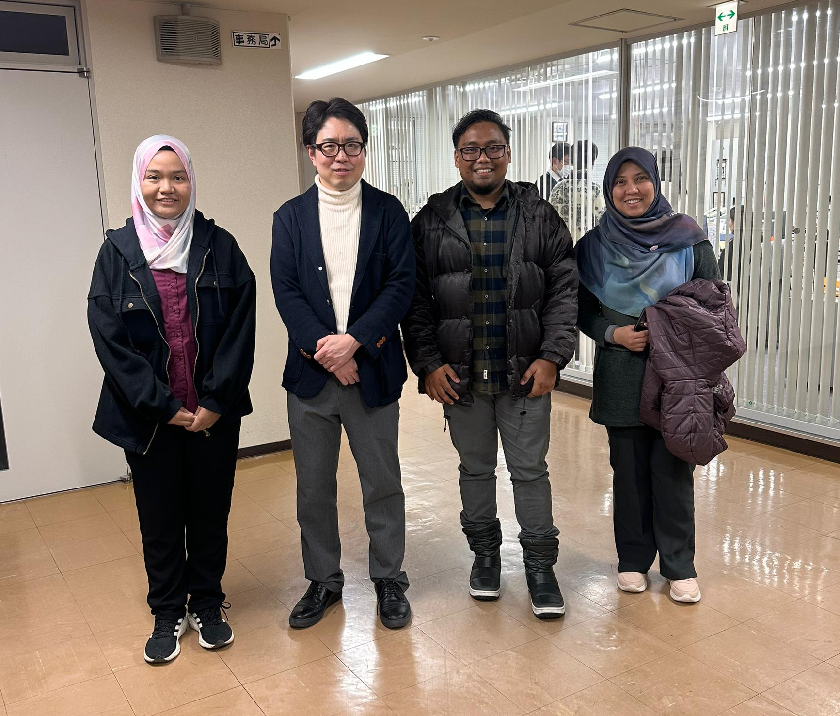 マレーシアから来学した研究者と。海外からも頻繁に共同研究者が来ます。