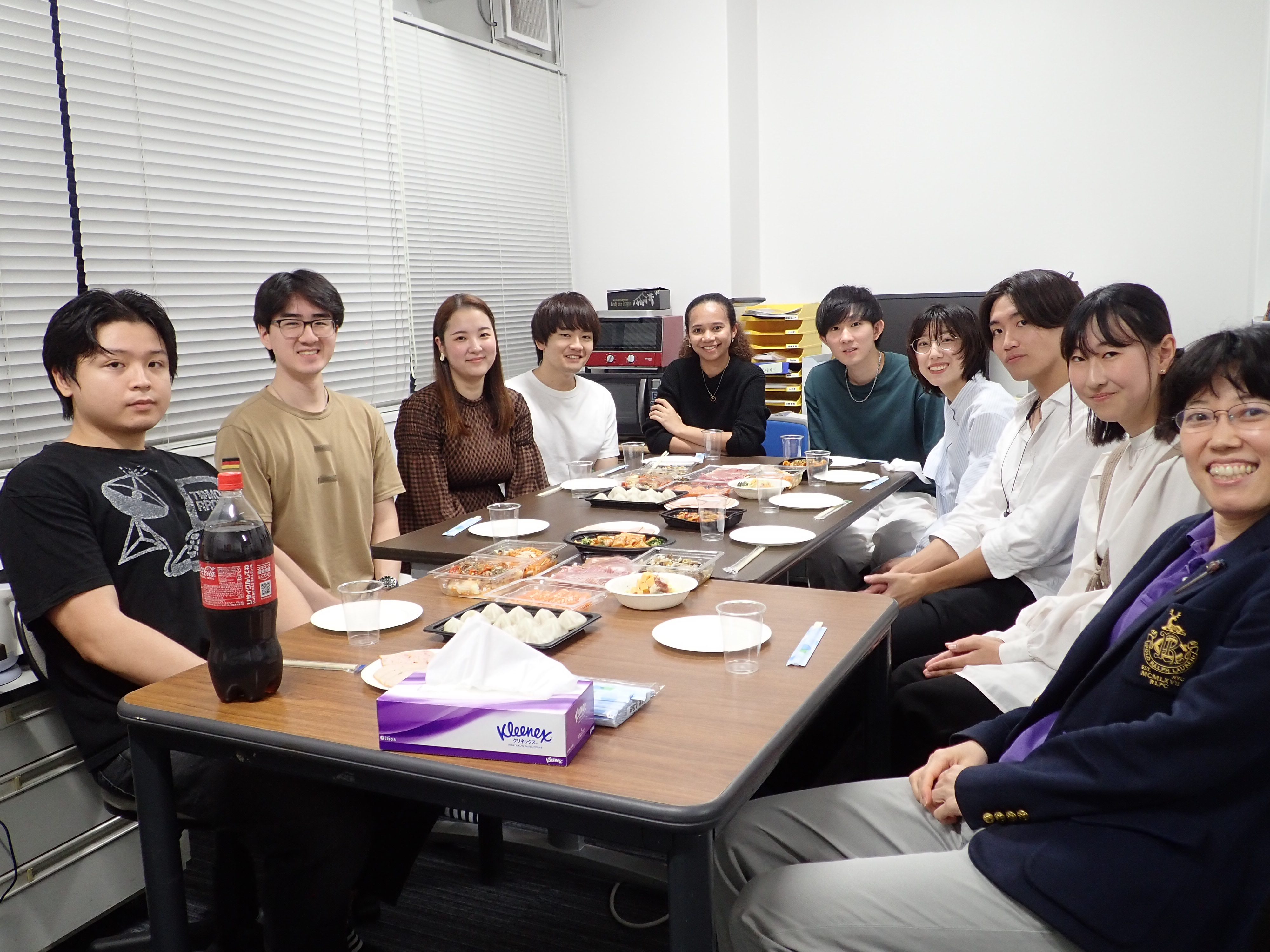 東ティモールからの留学生(左から5人目)の歓迎会を研究室で行ったときのものです。左から2人目はアメリカからの修士2年の留学生、一番左は台湾から留学して2020年度に学部4年として所属していた卒業生です。