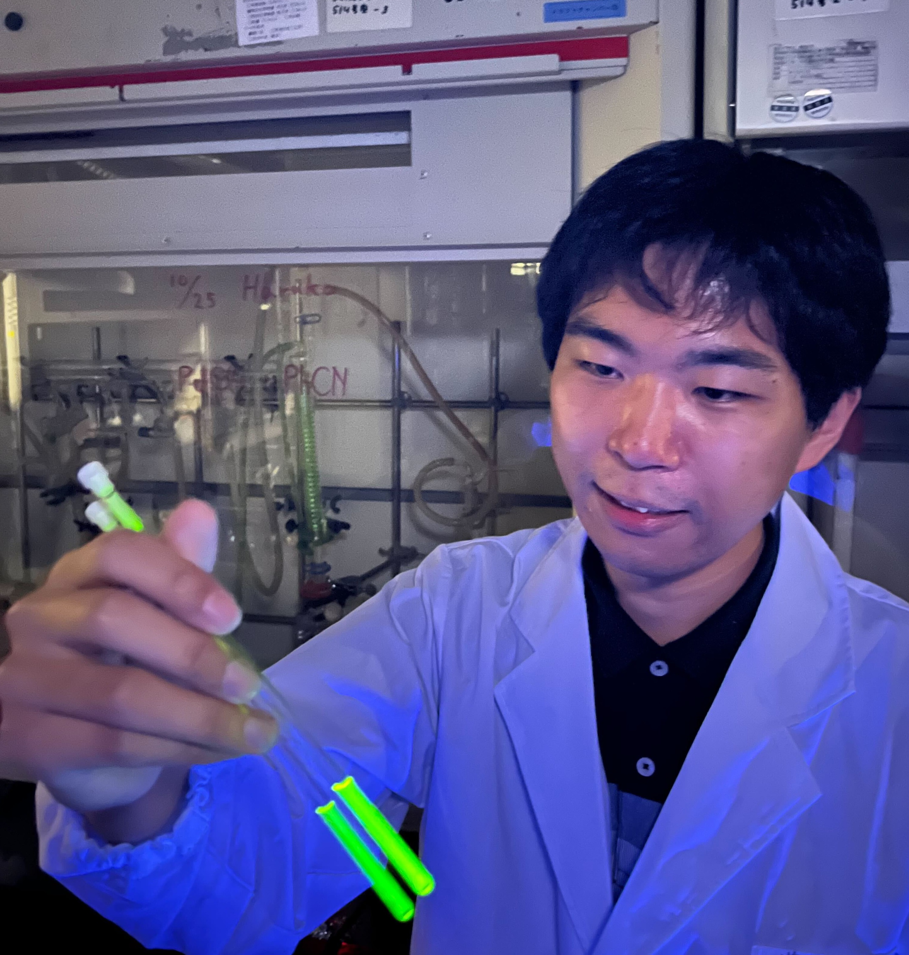 自分で作った光る分子です! この光は見ていて楽しいだけでなく、分子の世界でどんなことが起きているかを知る手がかりになります。
