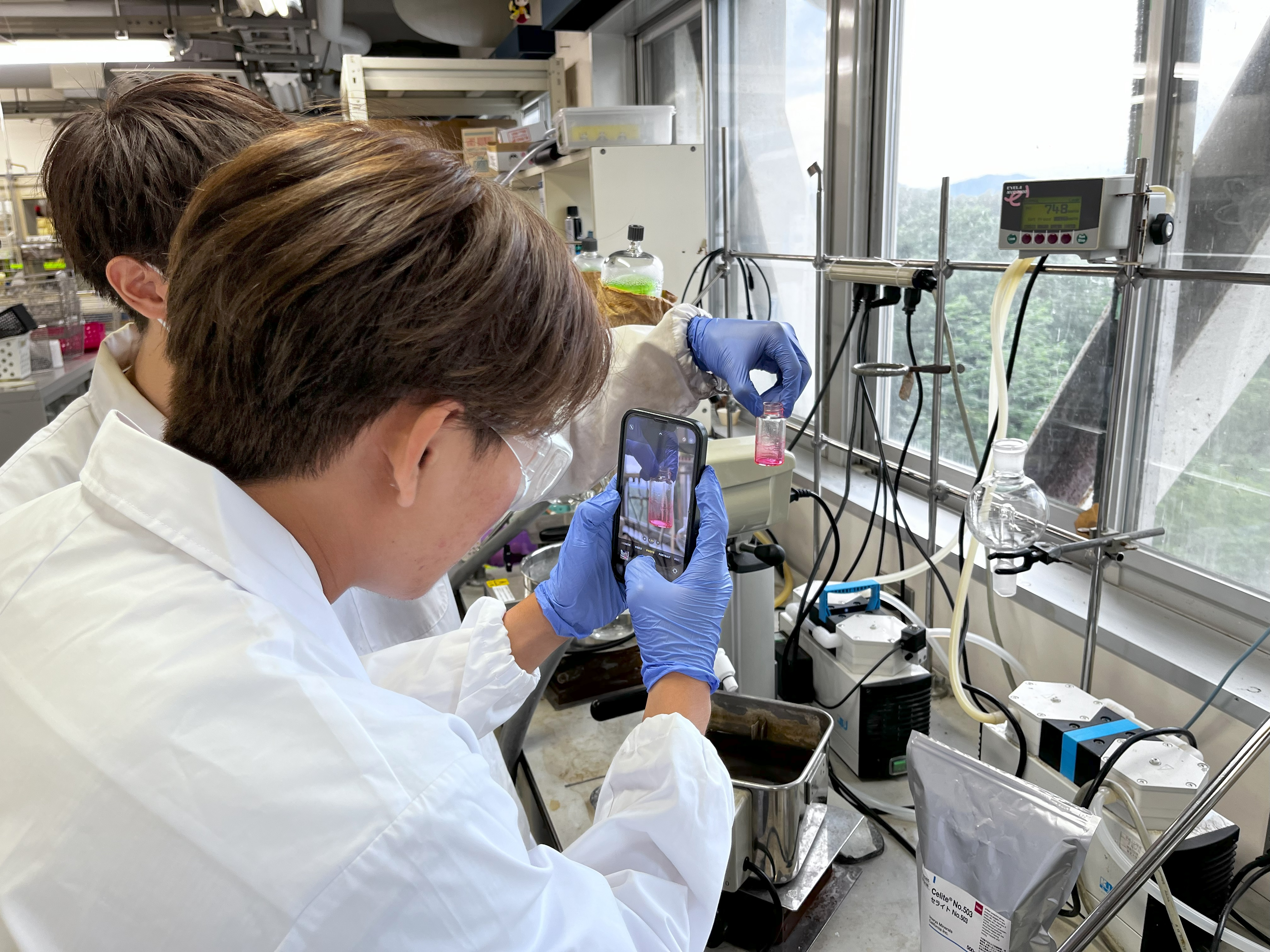 私の研究室の学生さんたち。光機能性材料の作製に成功しました!