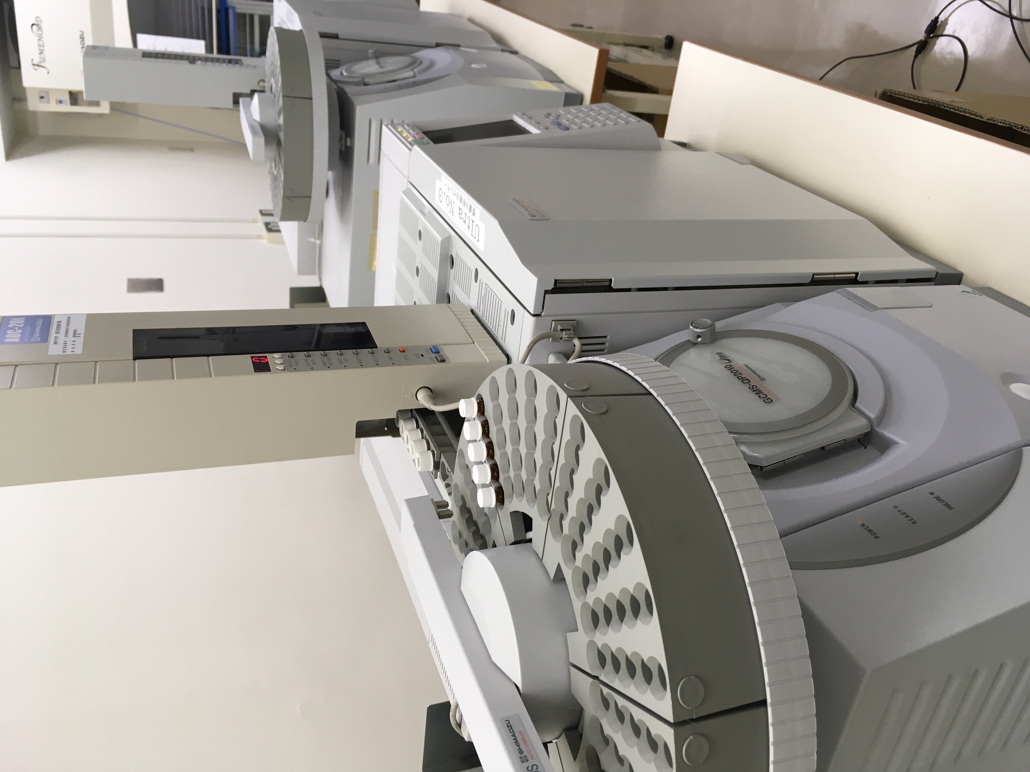 ガスクロマトグラフ質量分析：さまざまな代謝物の測定に用います。