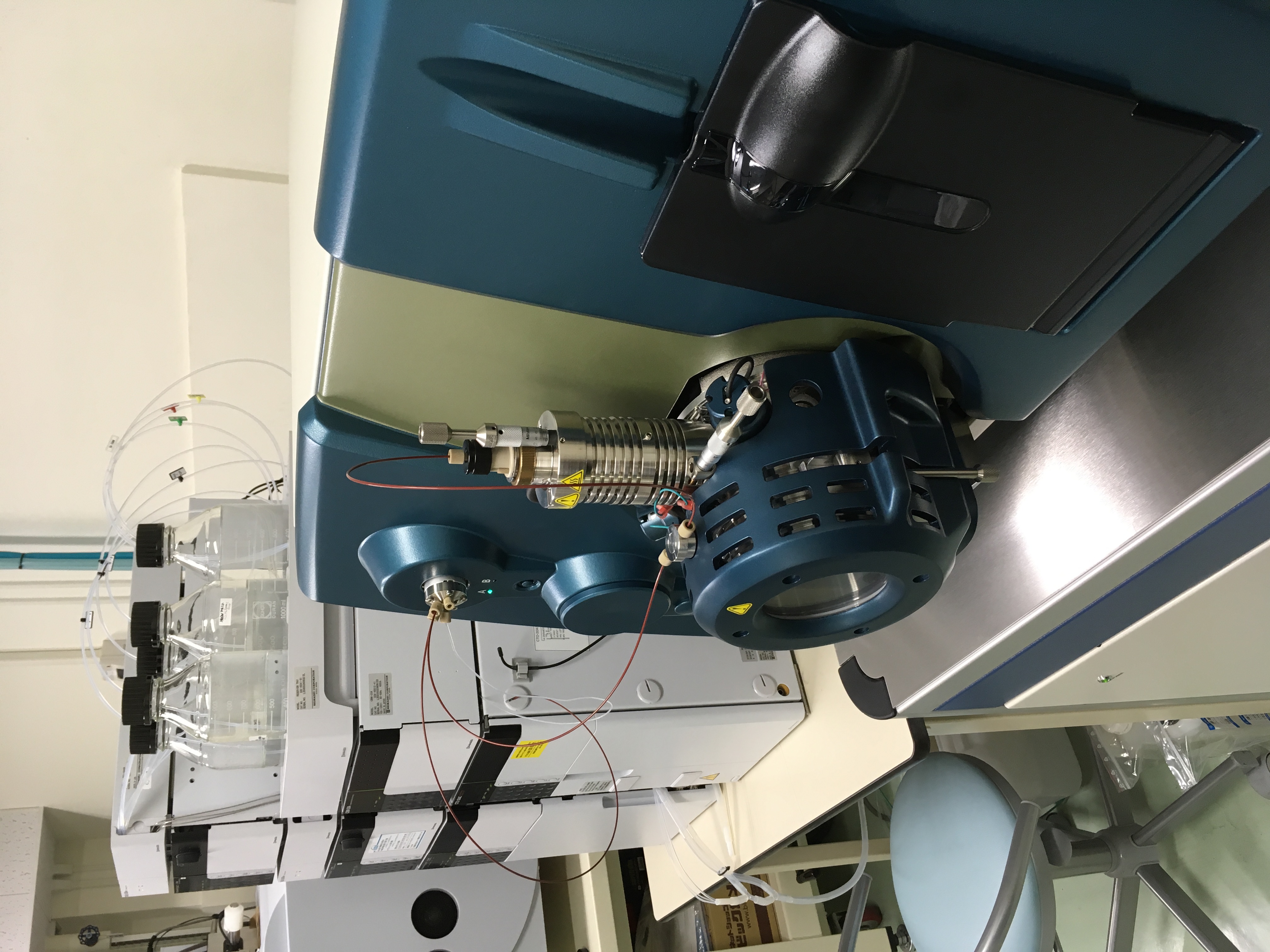 液体クロマトグラフ質量分析：さまざまな代謝物の測定に用います。