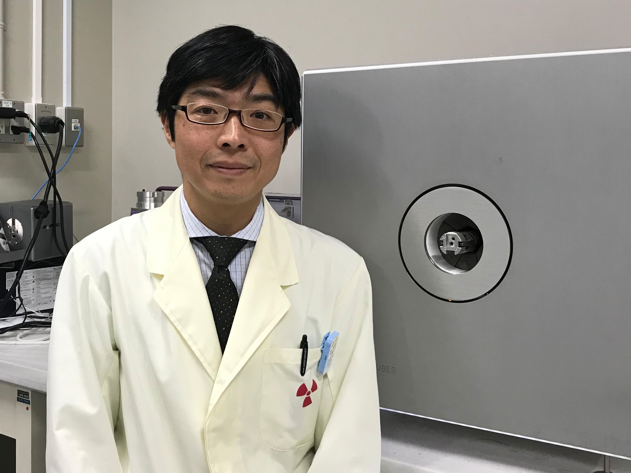 小動物用SPECTカメラと一緒に。見た目は何の変哲もない「箱」ですが…。