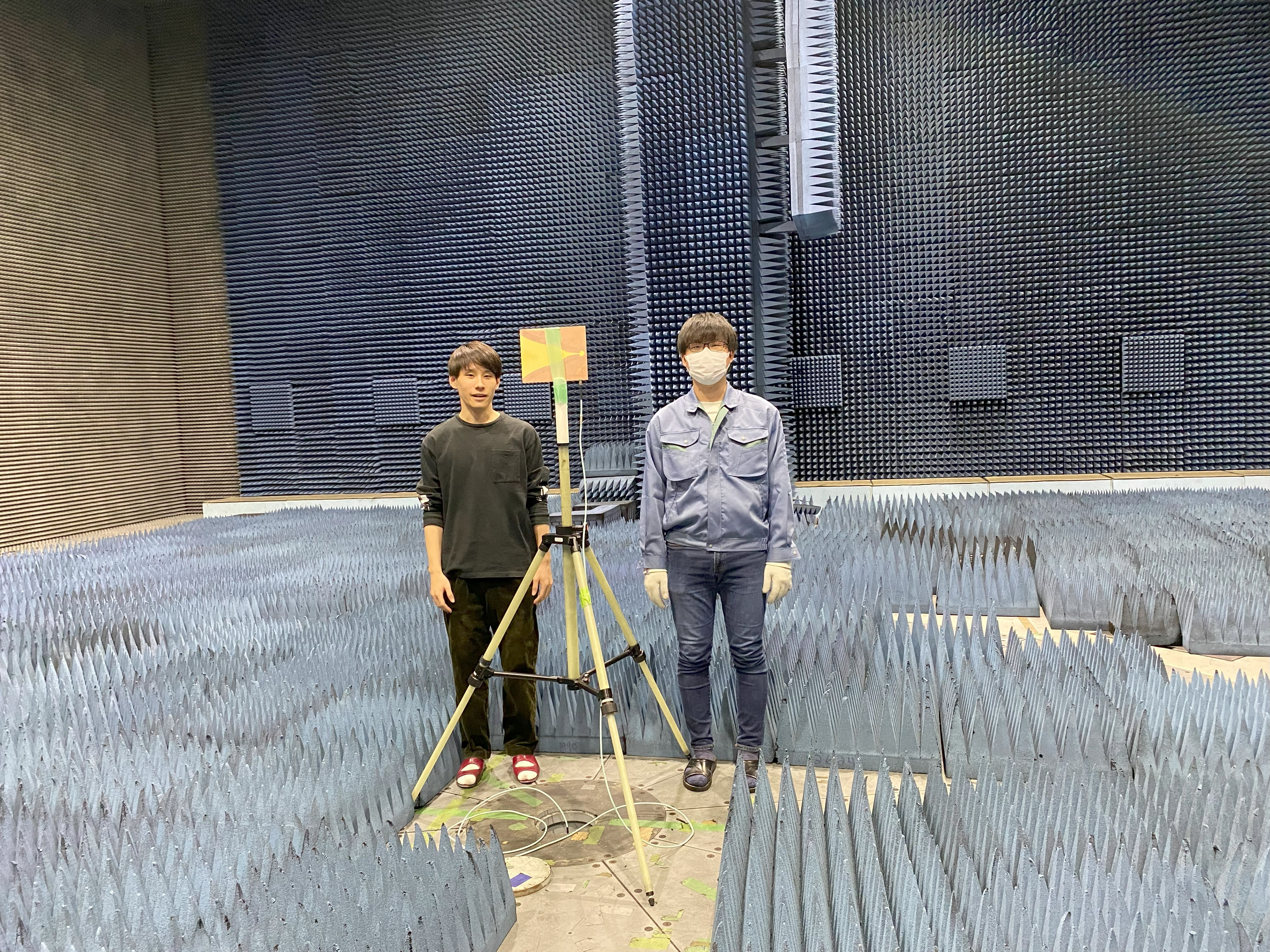 学生さんと一緒に電波実験中。生体イメージング用のアンテナの特性評価を実施しています。