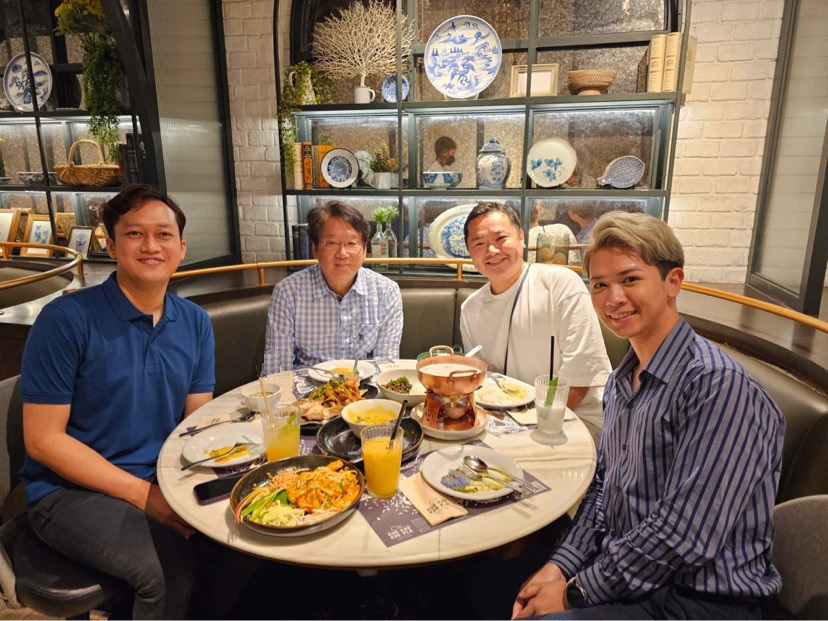 タイ王国内のレストランでの写真です。
国内の学会や海外の学会に参加し、研究に関して発表するとともに、現地の美味しい食事をしたり、新しい友達と出会ったりすることができます。