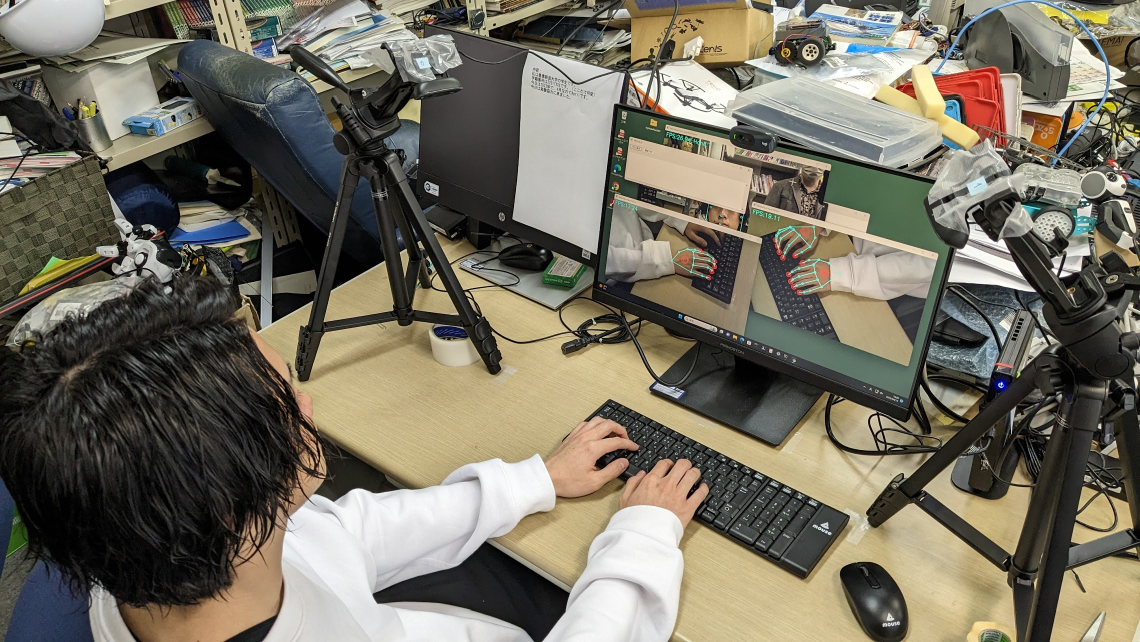 キーボードを用いた入力実験を実施している様子。タイピングしている様子を複数のWebカメラで撮影し、リアルタイムで手指の動作や目がどこを見ているかを数値化して記録する。
