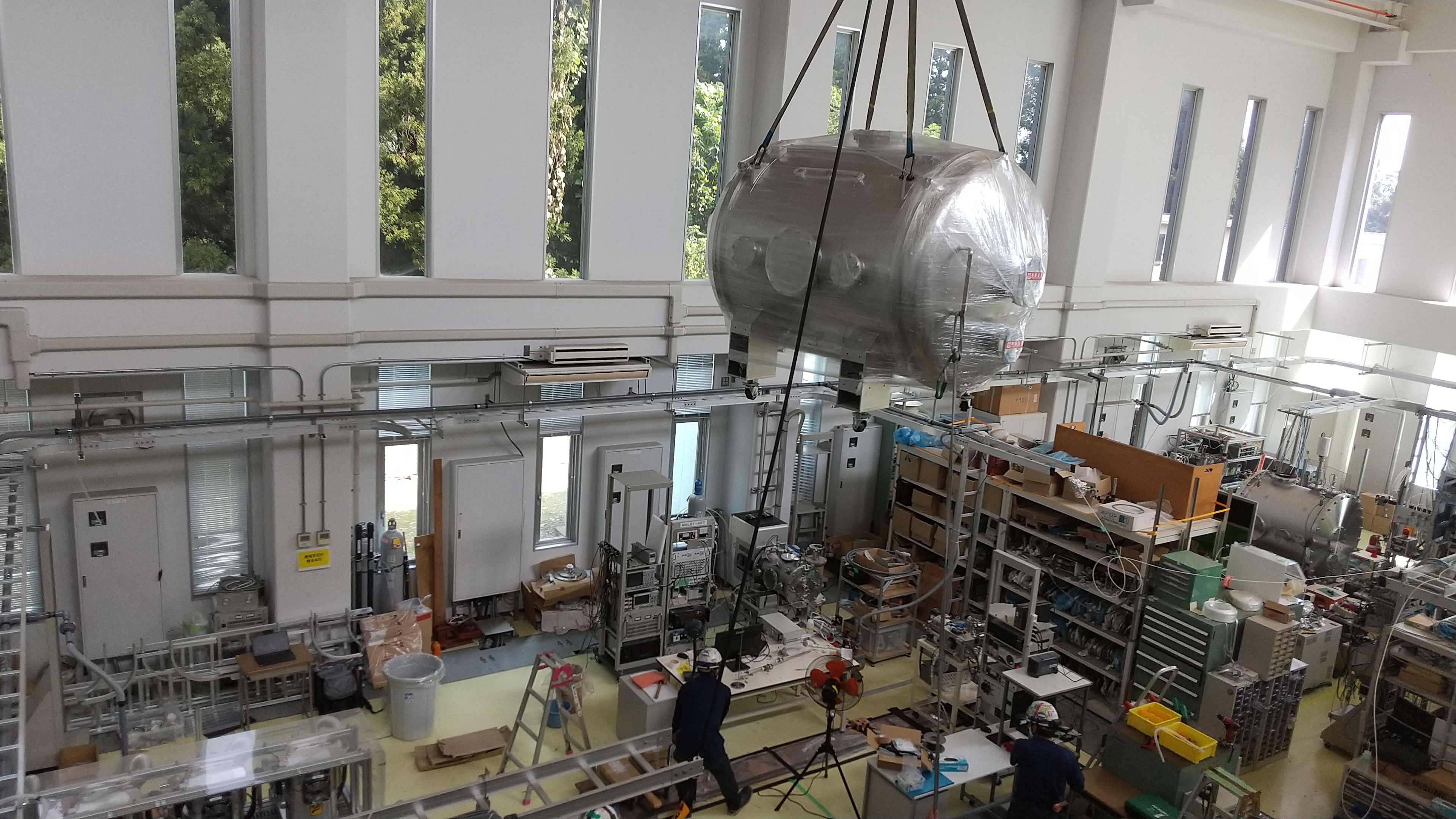 プラズマ実験装置 SPT-Xの真空容器搬入の様子　※SPT-X：Space Plasma and Thruster eXperiments
