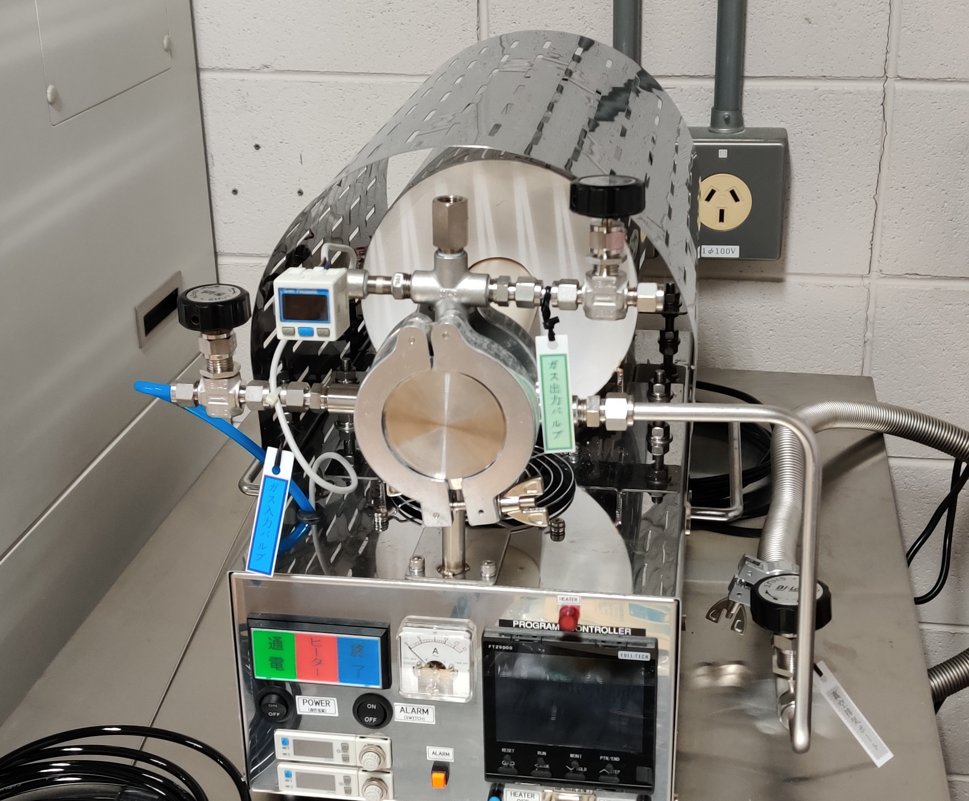 サンプル作製に利用する電気炉の写真です。この装置でごく微量の不純物を含むダイヤモンドを高温で加熱すると、ダイヤモンドから赤色の光子を発生できるようになります。