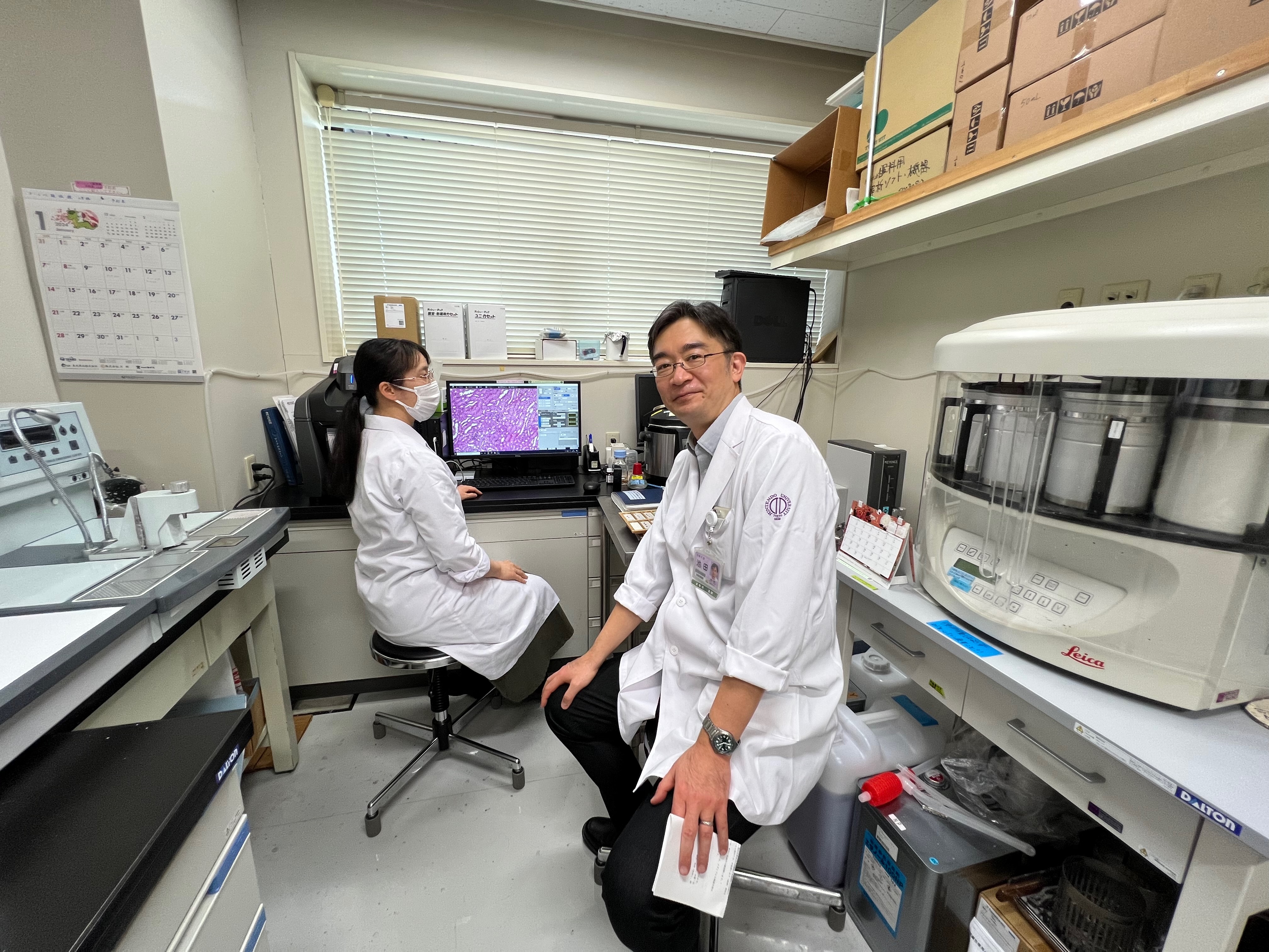 研究所で研究チームのスタッフが病理組織を検鏡中のところです（私がお邪魔しています）。