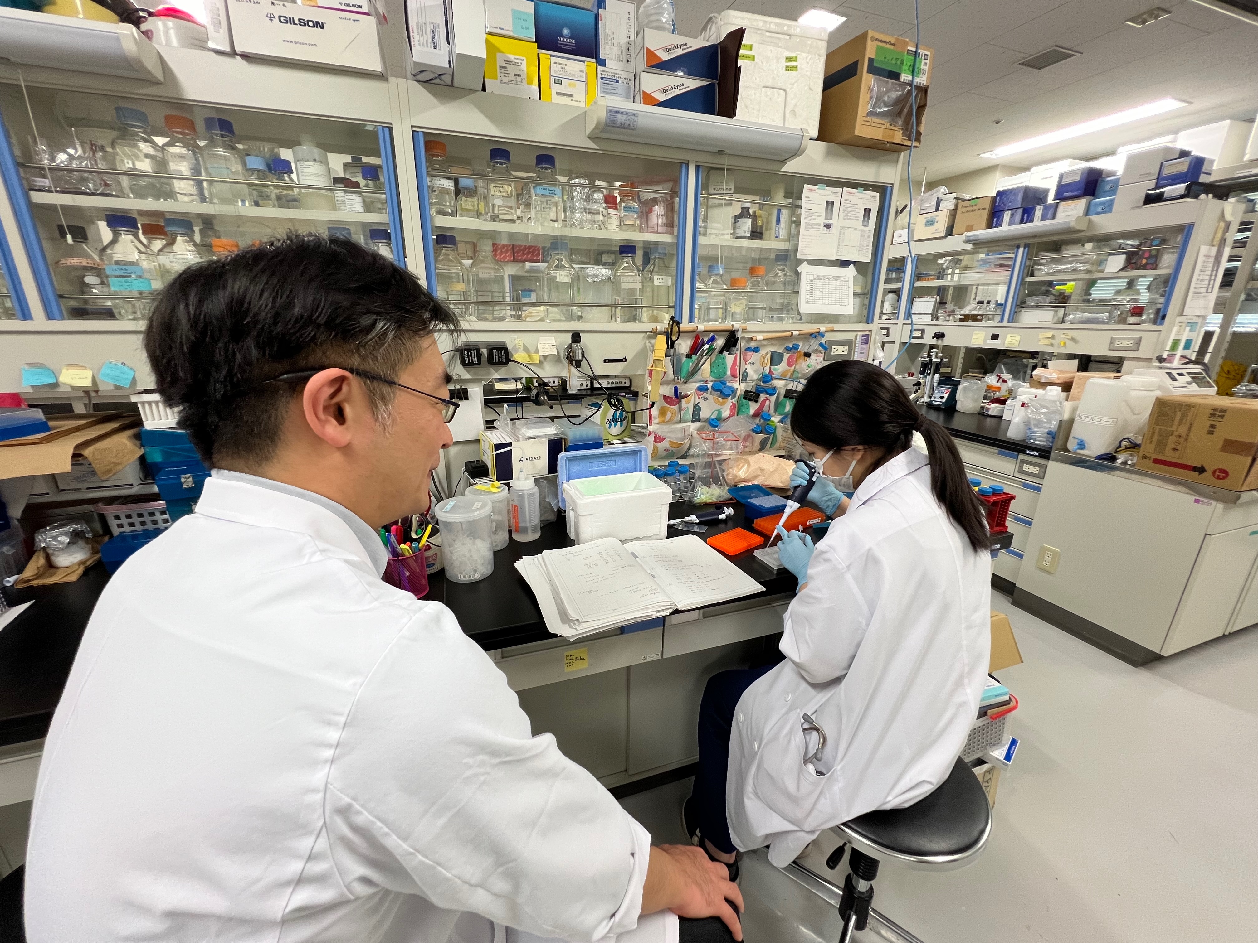 大学院生が実験中のところです（やはり私がお邪魔しています）。