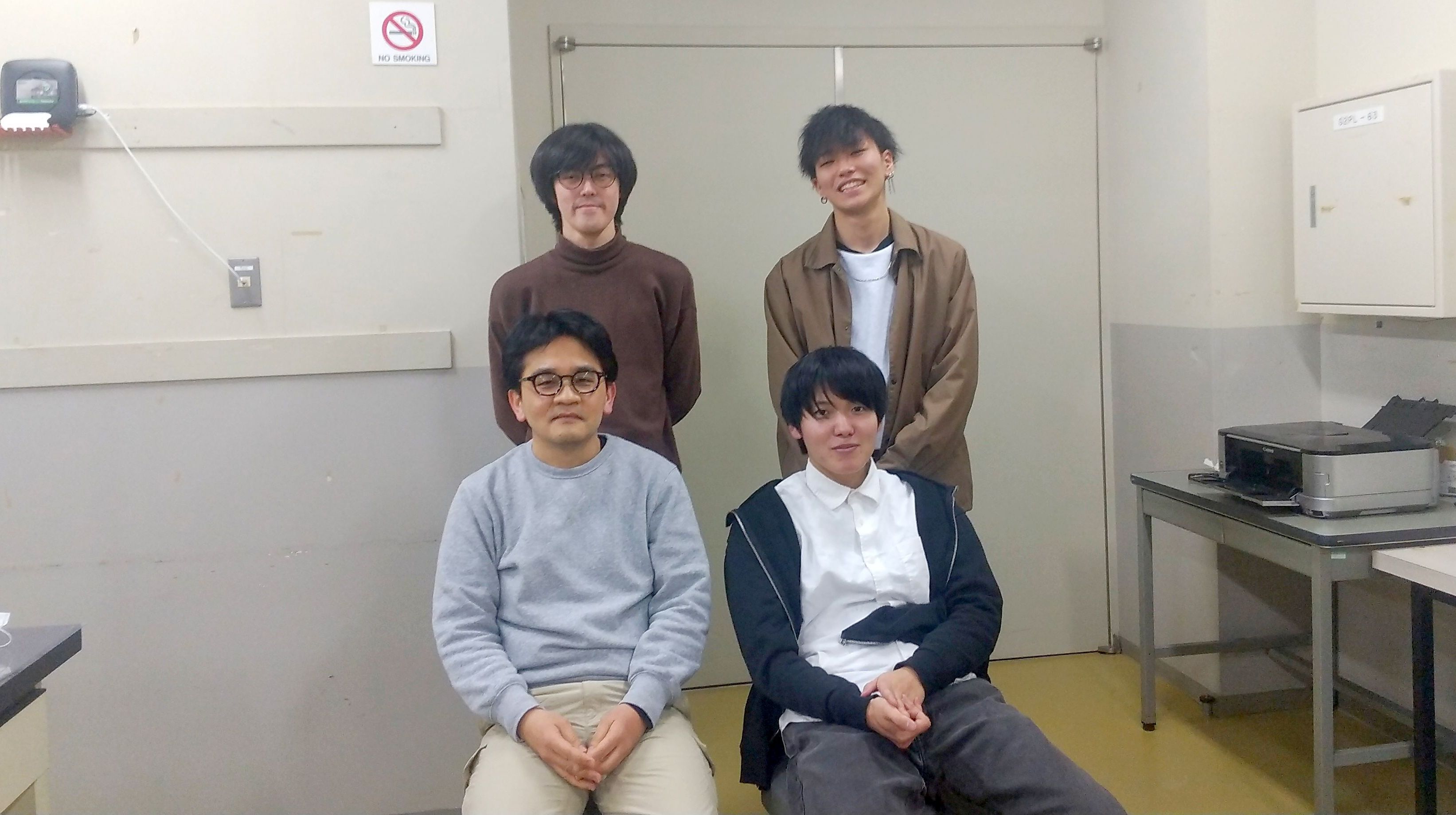 R5年度の卒研生:少人数教育で1年間みっちりと研究を行います。卒業研究のテーマは私の専門分野に拘らず、本人の興味も考慮して情報やプログラミング、物理、エレクトロニクス分野等から幅広く決めています。