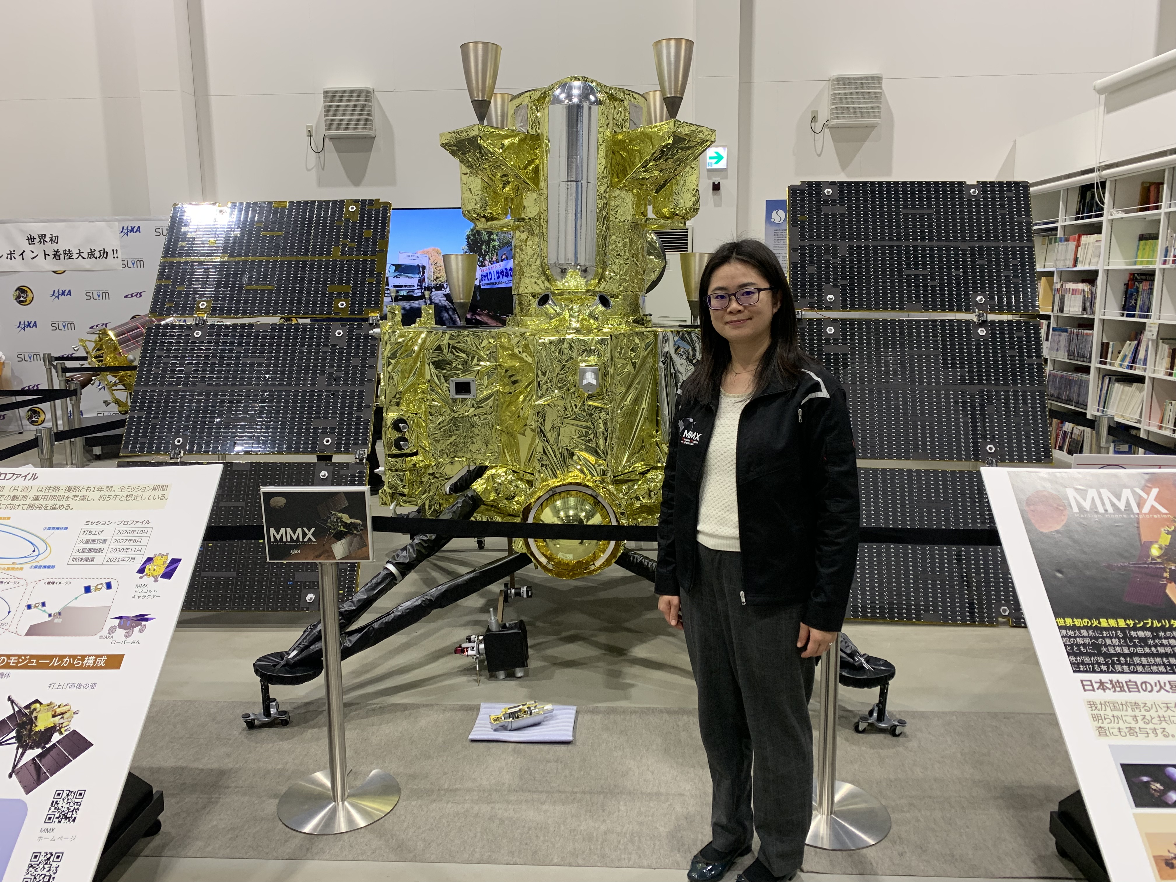 私が関わっている火星衛星探査計画(MMX)の探査機の模型です。
