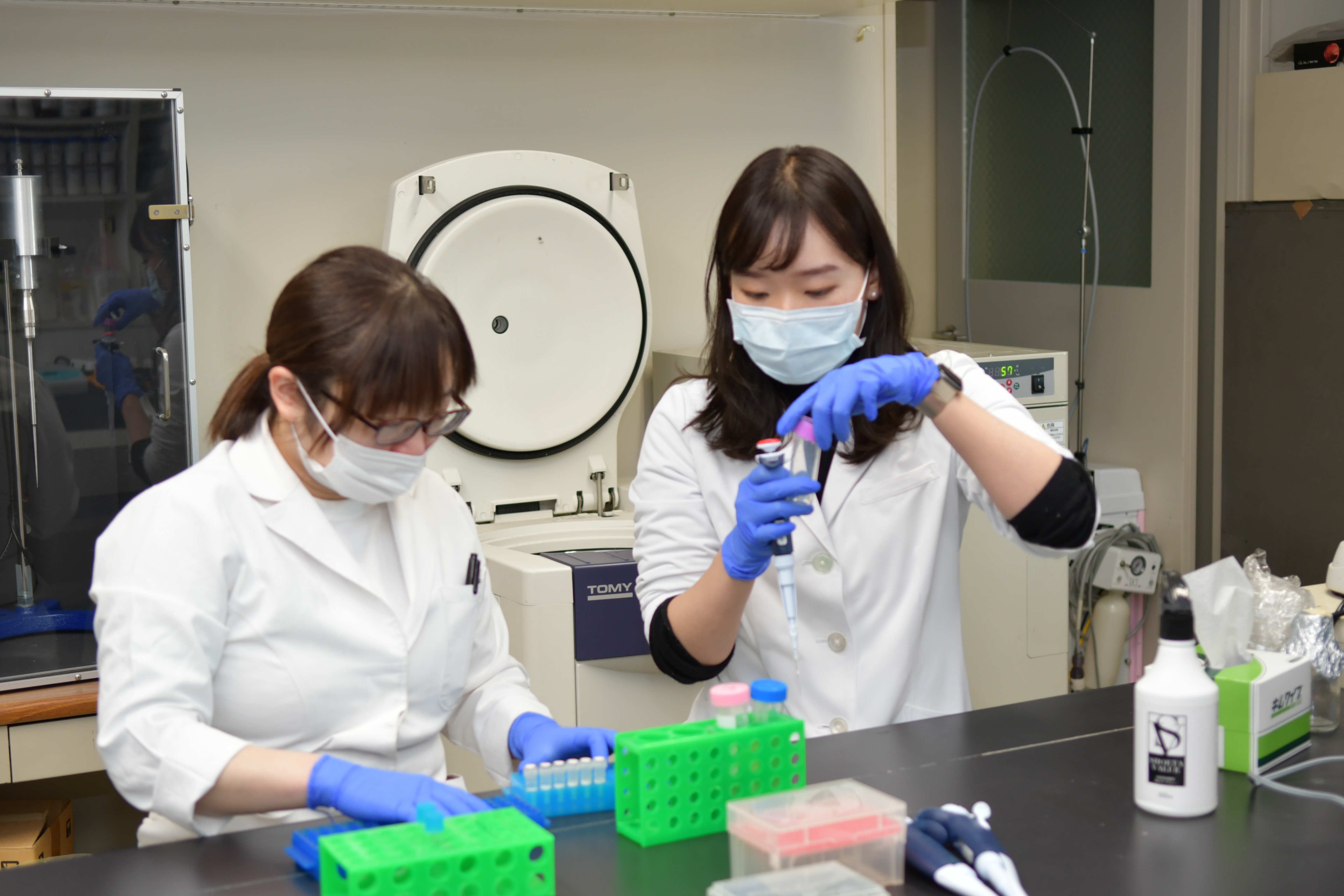 大学院生と実験しています。