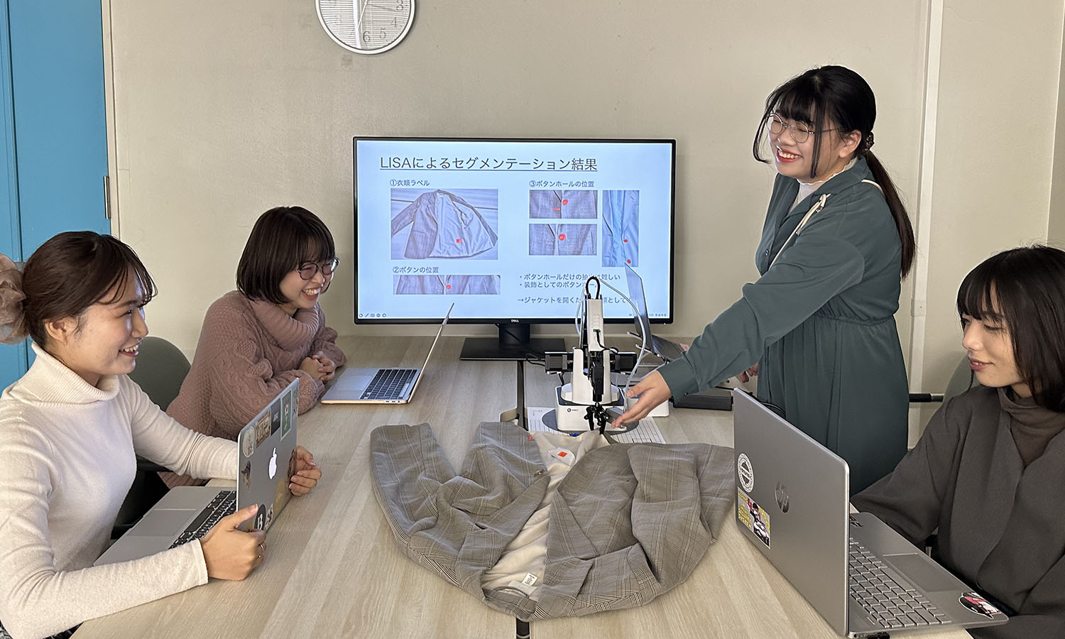 古着回収AIの学生の発表練習の様子です。ロボットアームのデモをしています。