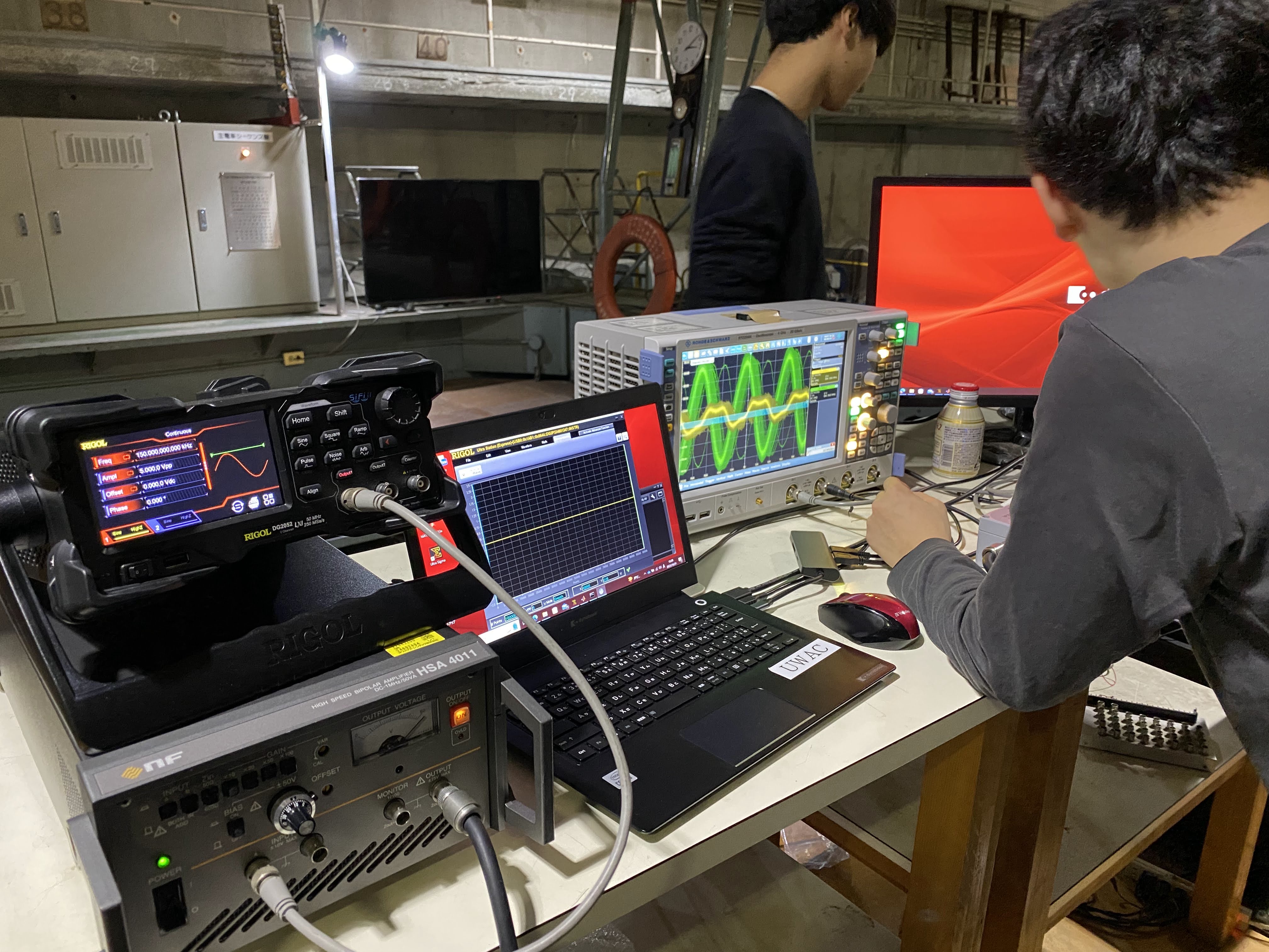 通信実験の様子。シミュレーションだけでなく、実験による原理検証も行います。