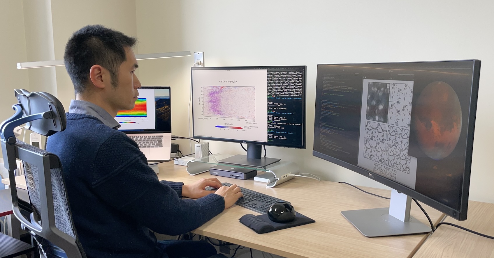 大学での普段の研究風景です。コンピュータの中でシミュレーションした惑星大気の膨大な数値データを解析して、結果を図にして、情報を引き出しています。