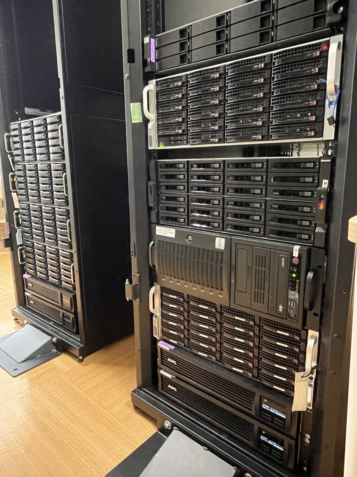 サーバー室に設置している研究用コンピュータです。何百テラバイト(=何十万ギガバイト)にもなる大量のデータを保存するために、たくさんのハードディスクを備えた特殊なコンピュータを用いています。