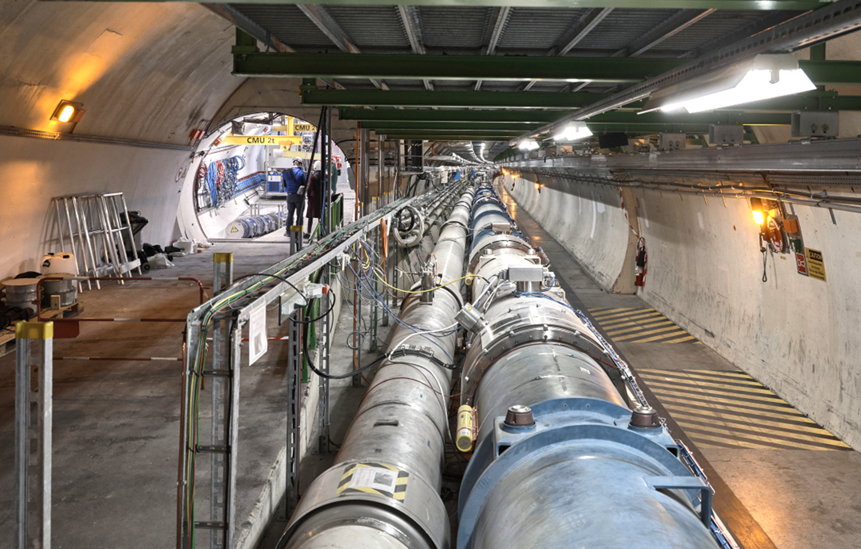 トンネル内にインストールした検出器が写真の左上部分に見えます。