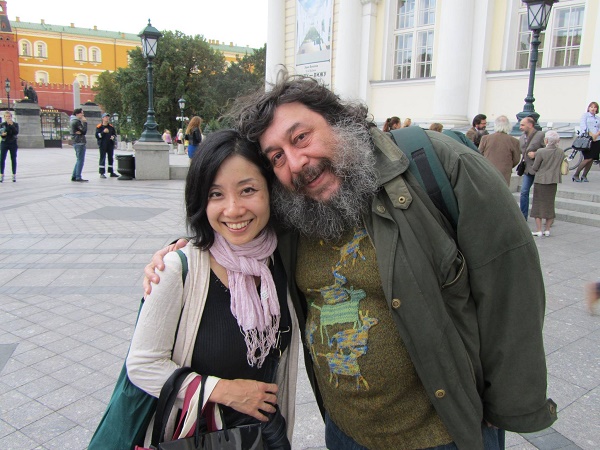 2014年、モスクワにて詩人ゲルマン・ルコムニコフと。ルコムニコフやロシア現代詩人の作品を研究しています。2020年秋には、コロナ時代のアーティストの日常を短い動画で描いたインスタグラムのプロジェクトArtists' Breath（北川フラム氏監修）に、私もルコムニコフと共に参加し、詩の朗読をめぐる作品を作りました。 【Instagram：https://www.instagram.com/p/CHPsQ4yM3A0/】