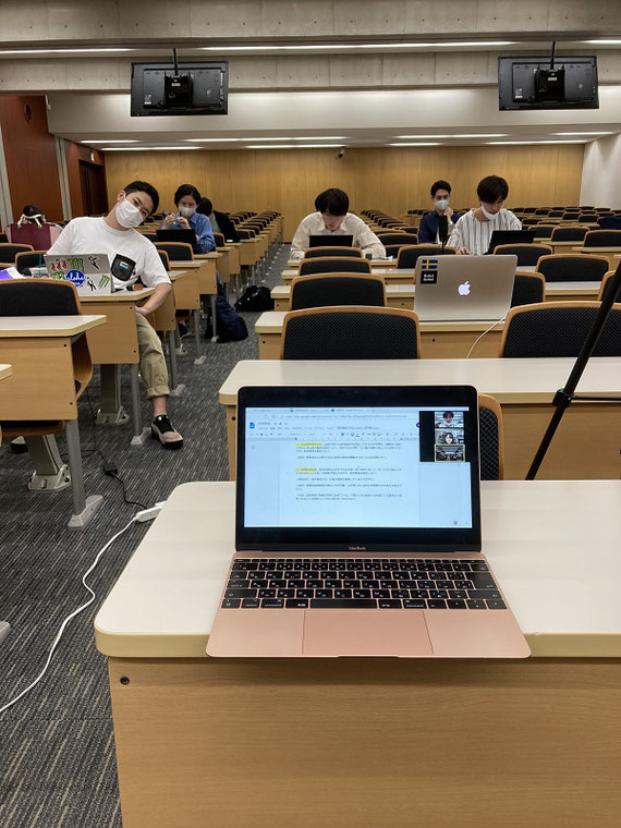 対面授業とzoomの両方を利用したハイブリッド授業の様子