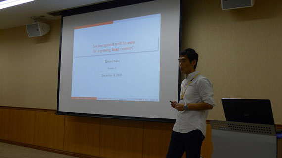 2018年12月に一橋大学で行われた国際学会で自分の論文を発表している様子です。